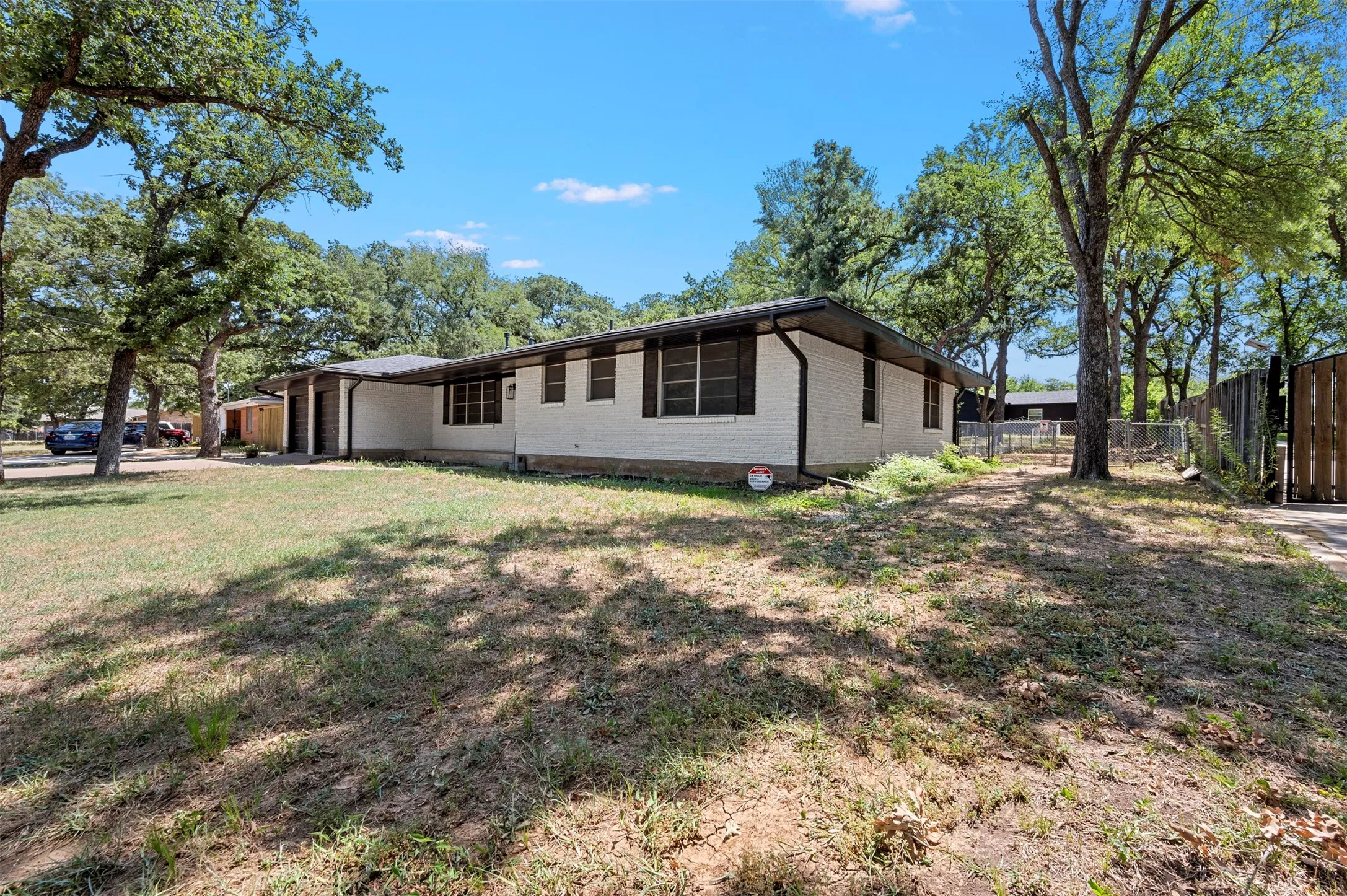 Single Family Residence For Rent in Tarrant County , 1444 Cimarron Trail, Hurst, Texas 76053, 3 Bedroom, 2 Bathroom, 2 Garage spaces, 1,706 Sqft, built in 1961, mls#21401074, Real Estate Agent in Hurst, Homes For Rent in Tarrant county, Homes For Rent in Hurst, Realtor in Hurst Texas, Real Estate Brokerage Independent Realty Texas, Luminita Cordes Realtor