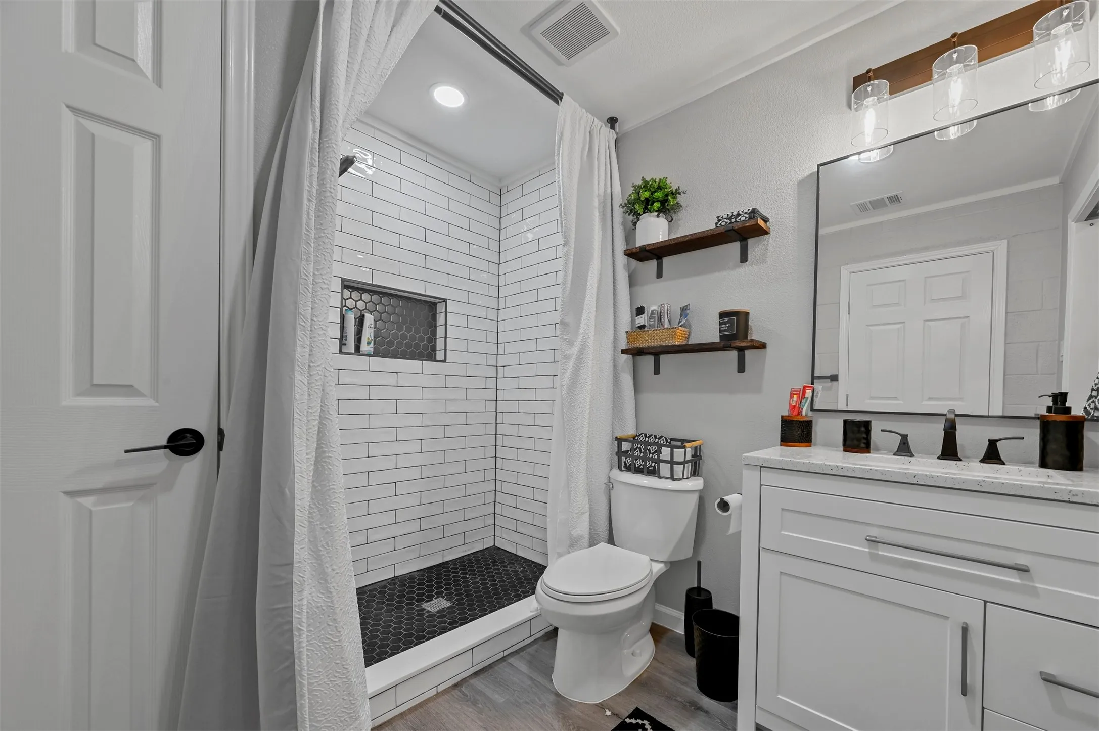Single Family Residence For Rent in Tarrant County , 1444 Cimarron Trail, Hurst, Texas 76053, 3 Bedroom, 2 Bathroom, 2 Garage spaces, 1,706 Sqft, built in 1961, mls#21401074, Real Estate Agent in Hurst, Homes For Rent in Tarrant county, Homes For Rent in Hurst, Realtor in Hurst Texas, Real Estate Brokerage Independent Realty Texas, Luminita Cordes Realtor