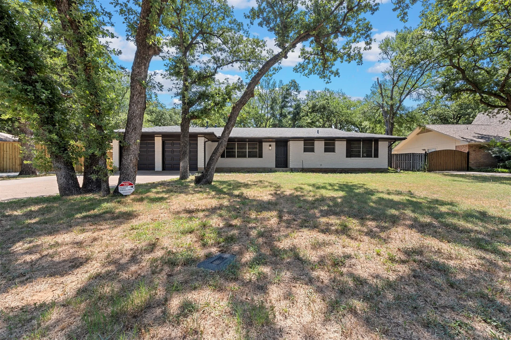 Single Family Residence For Rent in Tarrant County , 1444 Cimarron Trail, Hurst, Texas 76053, 3 Bedroom, 2 Bathroom, 2 Garage spaces, 1,706 Sqft, built in 1961, mls#21401074, Real Estate Agent in Hurst, Homes For Rent in Tarrant county, Homes For Rent in Hurst, Realtor in Hurst Texas, Real Estate Brokerage Independent Realty Texas, Luminita Cordes Realtor