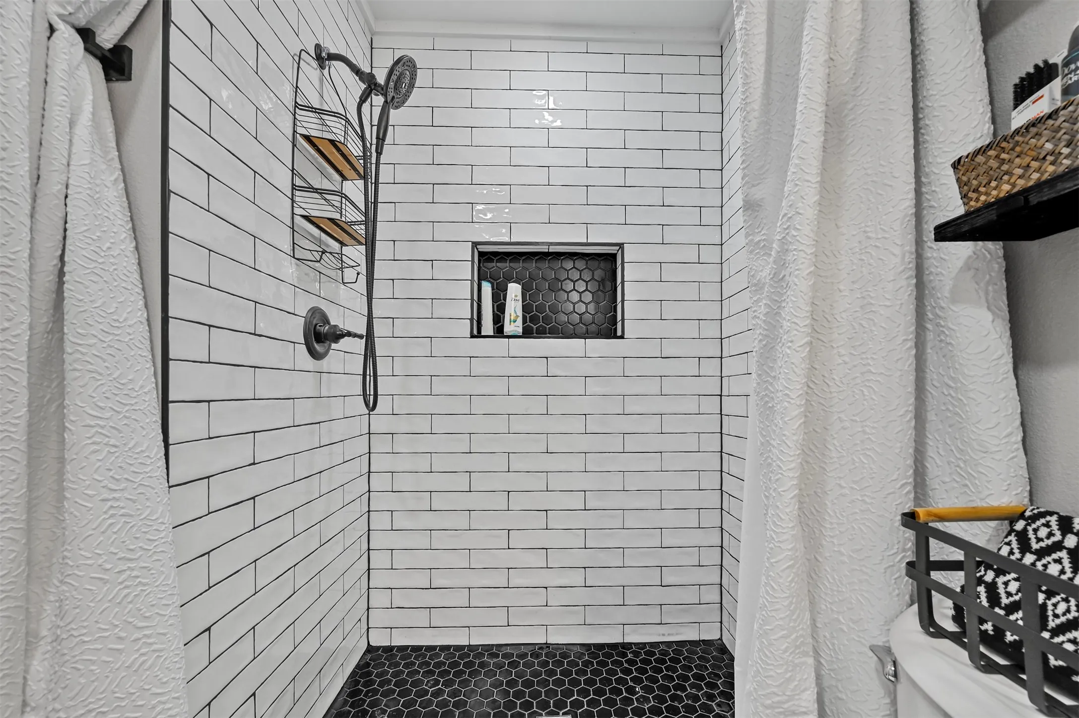 Single Family Residence For Rent in Tarrant County , 1444 Cimarron Trail, Hurst, Texas 76053, 3 Bedroom, 2 Bathroom, 2 Garage spaces, 1,706 Sqft, built in 1961, mls#21401074, Real Estate Agent in Hurst, Homes For Rent in Tarrant county, Homes For Rent in Hurst, Realtor in Hurst Texas, Real Estate Brokerage Independent Realty Texas, Luminita Cordes Realtor