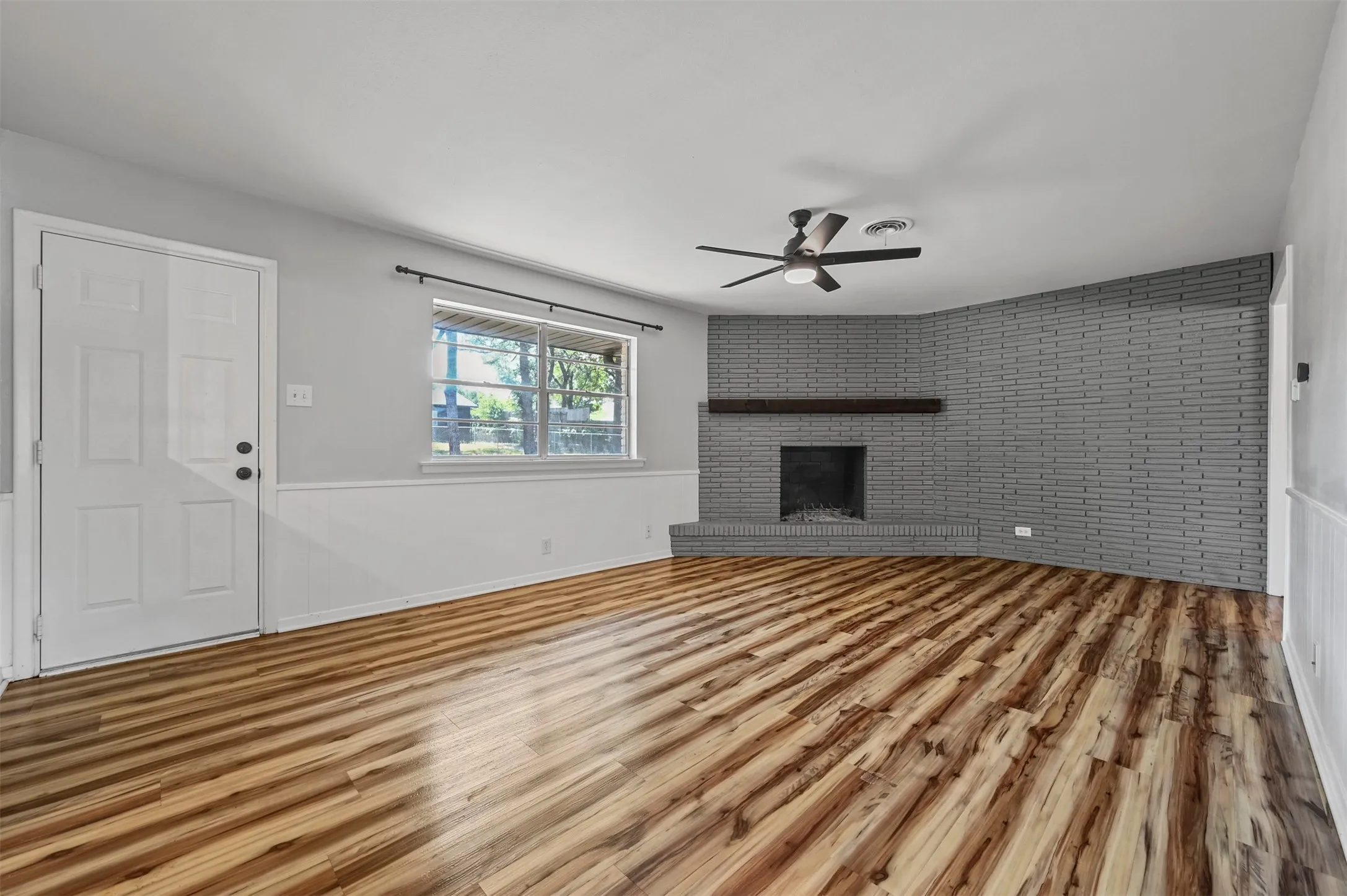 Single Family Residence For Rent in Tarrant County , 1444 Cimarron Trail, Hurst, Texas 76053, 3 Bedroom, 2 Bathroom, 2 Garage spaces, 1,706 Sqft, built in 1961, mls#21401074, Real Estate Agent in Hurst, Homes For Rent in Tarrant county, Homes For Rent in Hurst, Realtor in Hurst Texas, Real Estate Brokerage Independent Realty Texas, Luminita Cordes Realtor