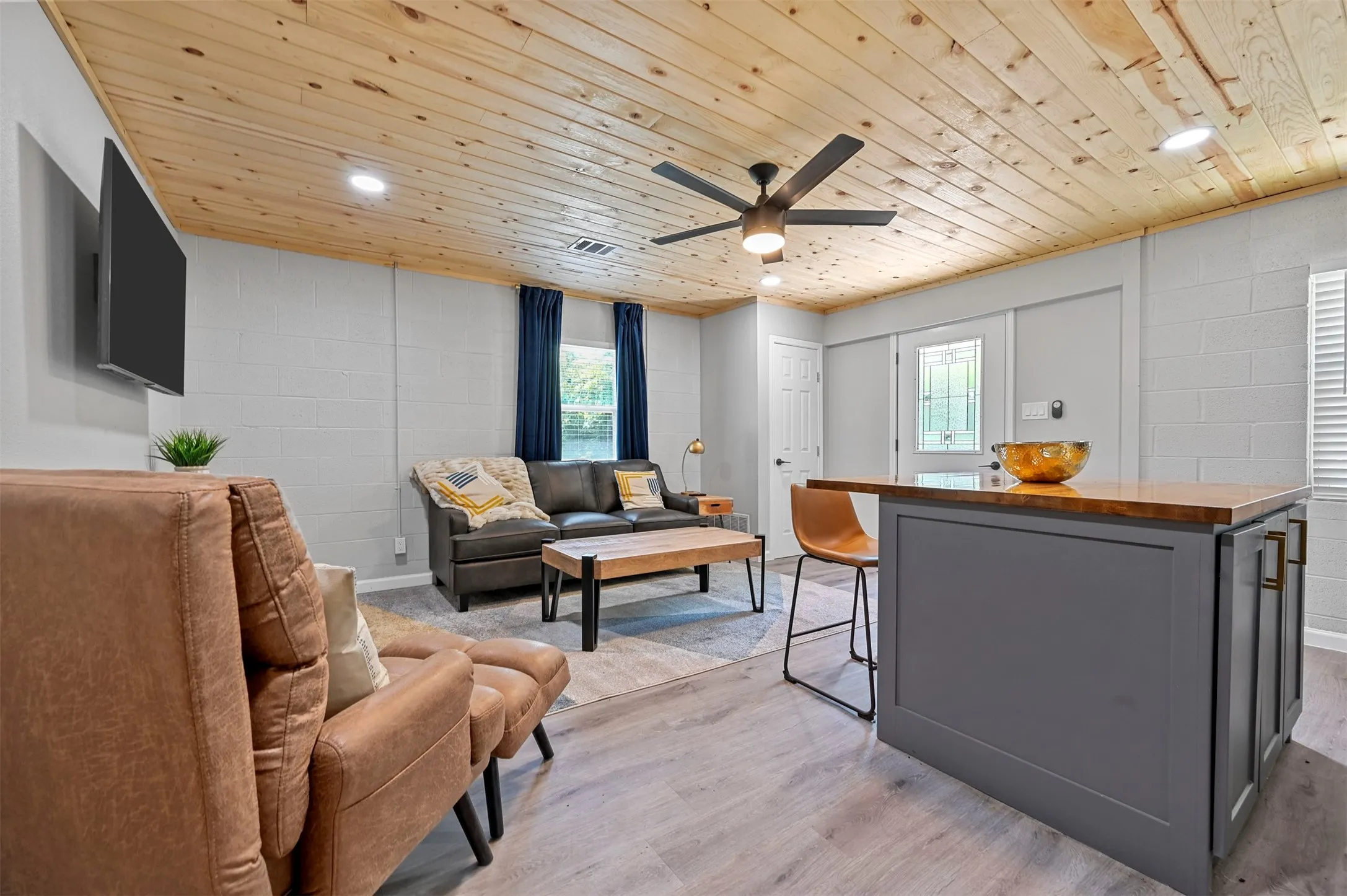 Single Family Residence For Rent in Tarrant County , 1444 Cimarron Trail, Hurst, Texas 76053, 3 Bedroom, 2 Bathroom, 2 Garage spaces, 1,706 Sqft, built in 1961, mls#21401074, Real Estate Agent in Hurst, Homes For Rent in Tarrant county, Homes For Rent in Hurst, Realtor in Hurst Texas, Real Estate Brokerage Independent Realty Texas, Luminita Cordes Realtor