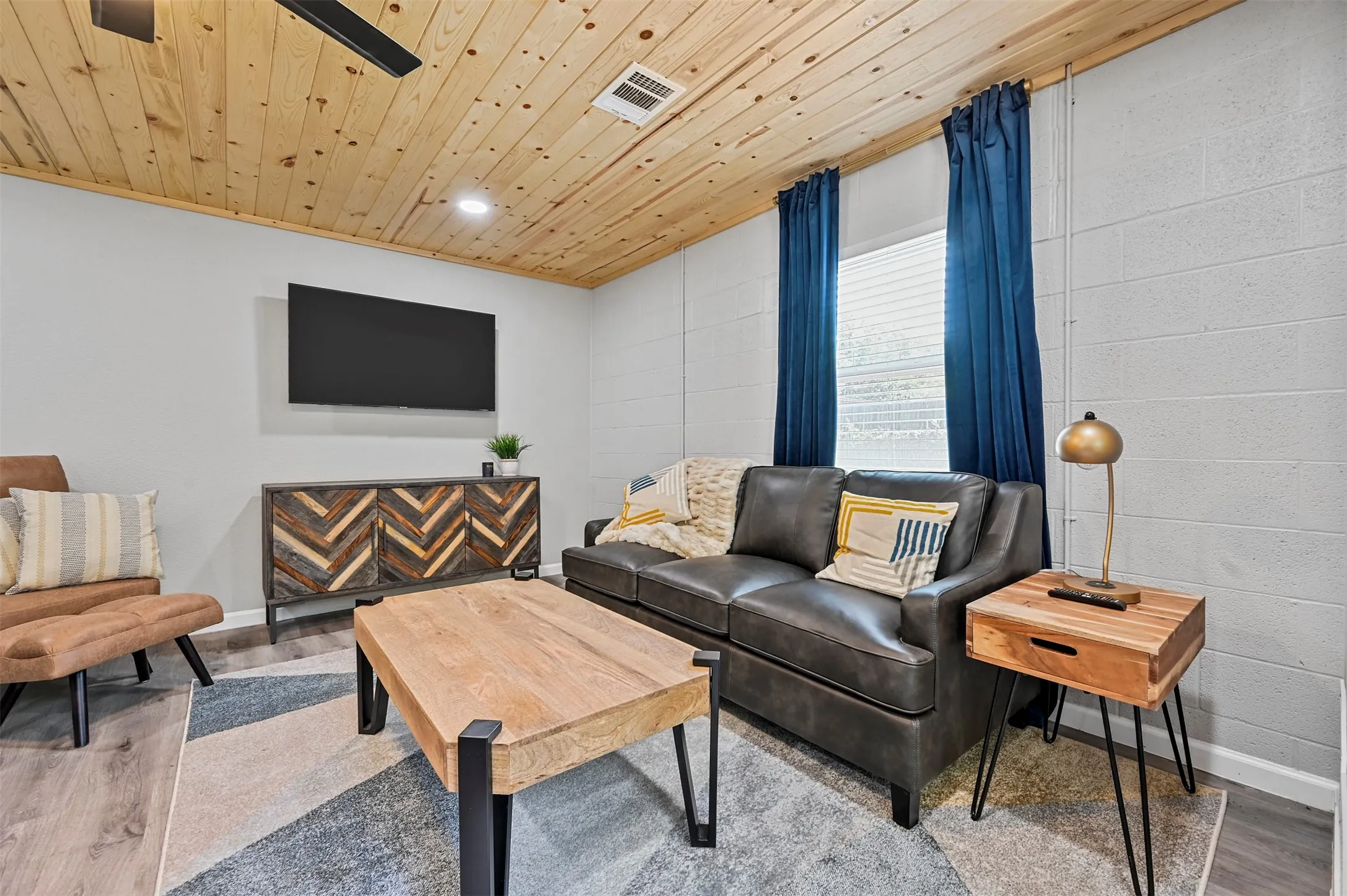 Single Family Residence For Rent in Tarrant County , 1444 Cimarron Trail, Hurst, Texas 76053, 3 Bedroom, 2 Bathroom, 2 Garage spaces, 1,706 Sqft, built in 1961, mls#21401074, Real Estate Agent in Hurst, Homes For Rent in Tarrant county, Homes For Rent in Hurst, Realtor in Hurst Texas, Real Estate Brokerage Independent Realty Texas, Luminita Cordes Realtor