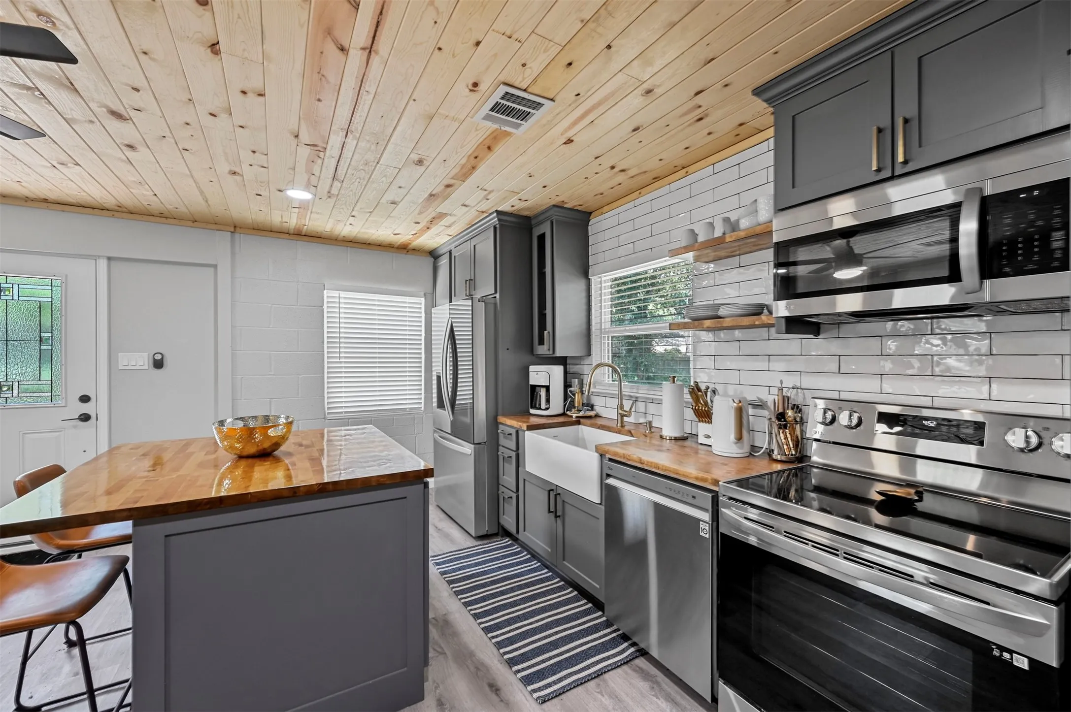 Single Family Residence For Rent in Tarrant County , 1444 Cimarron Trail, Hurst, Texas 76053, 3 Bedroom, 2 Bathroom, 2 Garage spaces, 1,706 Sqft, built in 1961, mls#21401074, Real Estate Agent in Hurst, Homes For Rent in Tarrant county, Homes For Rent in Hurst, Realtor in Hurst Texas, Real Estate Brokerage Independent Realty Texas, Luminita Cordes Realtor