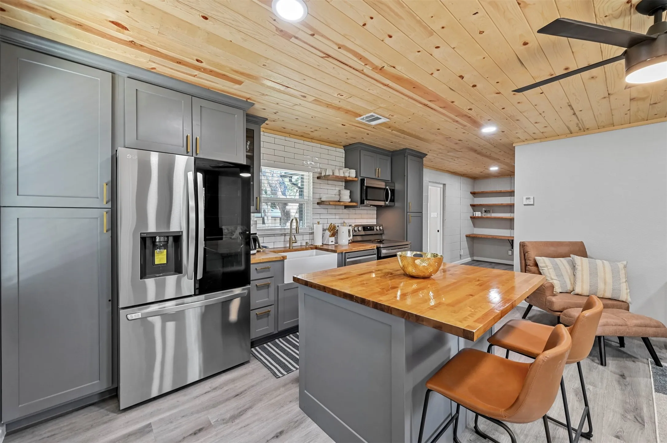 Single Family Residence For Rent in Tarrant County , 1444 Cimarron Trail, Hurst, Texas 76053, 3 Bedroom, 2 Bathroom, 2 Garage spaces, 1,706 Sqft, built in 1961, mls#21401074, Real Estate Agent in Hurst, Homes For Rent in Tarrant county, Homes For Rent in Hurst, Realtor in Hurst Texas, Real Estate Brokerage Independent Realty Texas, Luminita Cordes Realtor