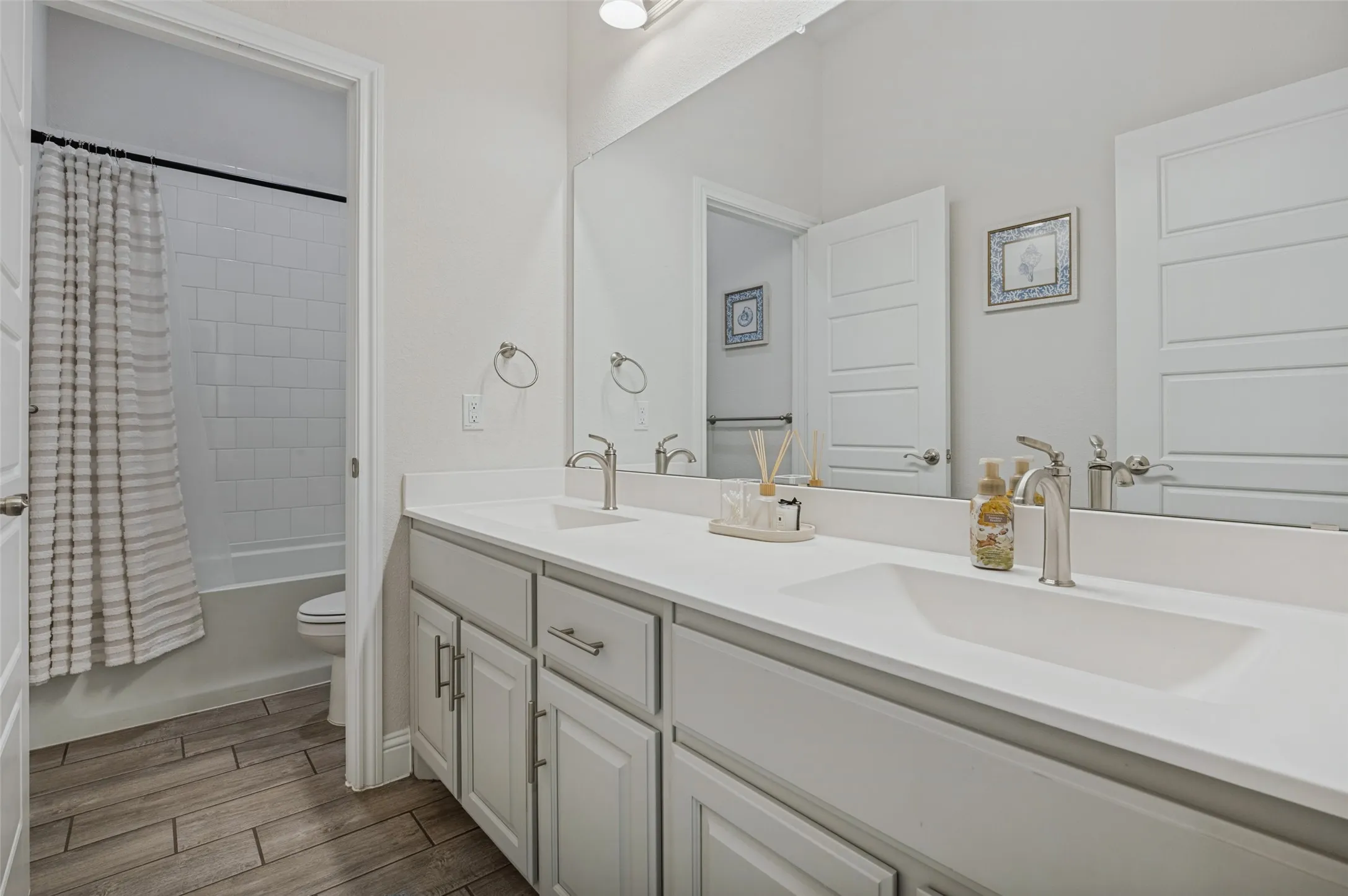 Single Family Residence For Sale in Ellis County , 709 Winecup Way, Midlothian, Texas 76065, 3 Bedroom, 2 Bathroom, 2 Garage spaces, 2,270 Sqft, built in 2023, mls#21400587, Real Estate Agent in Midlothian, Homes For Sale in Ellis county, Homes For Sale in Midlothian, Realtor in Midlothian Texas, Real Estate Brokerage Independent Realty Texas, Luminita Cordes Realtor