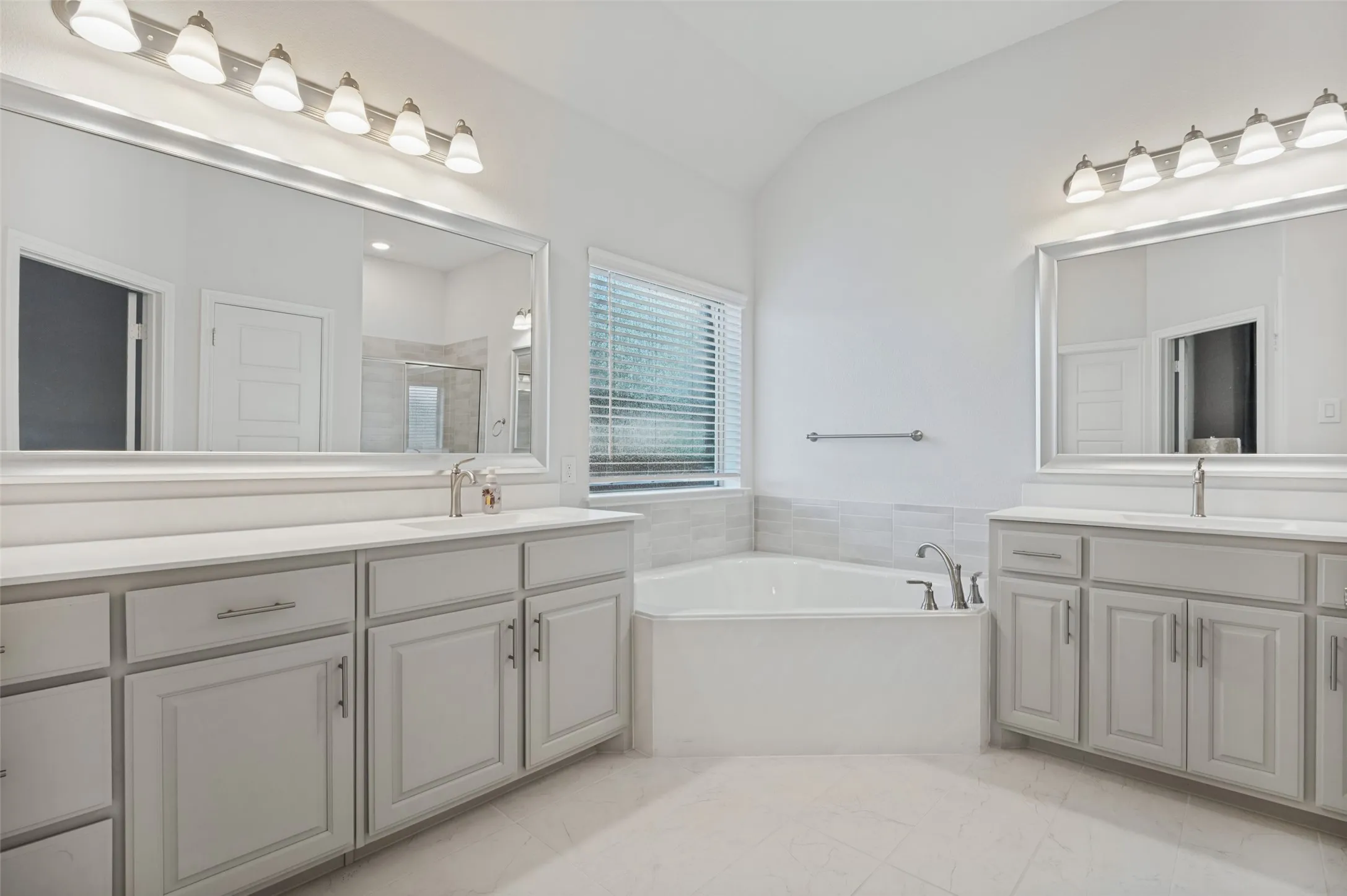 Single Family Residence For Sale in Ellis County , 709 Winecup Way, Midlothian, Texas 76065, 3 Bedroom, 2 Bathroom, 2 Garage spaces, 2,270 Sqft, built in 2023, mls#21400587, Real Estate Agent in Midlothian, Homes For Sale in Ellis county, Homes For Sale in Midlothian, Realtor in Midlothian Texas, Real Estate Brokerage Independent Realty Texas, Luminita Cordes Realtor
