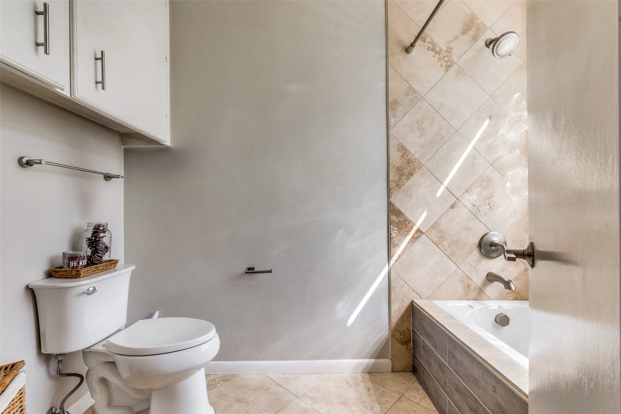 Condominium For Rent in Dallas County , 3907 Throckmorton Street 2, Dallas, Texas 75219, 1 Bedroom, 2 Bathroom, 1 Garage spaces, 787 Sqft, built in 1983, mls#21397830, Real Estate Agent in Dallas, Homes For Rent in Dallas county, Homes For Rent in Dallas, Realtor in Dallas Texas, Real Estate Brokerage Independent Realty Texas, Luminita Cordes Realtor