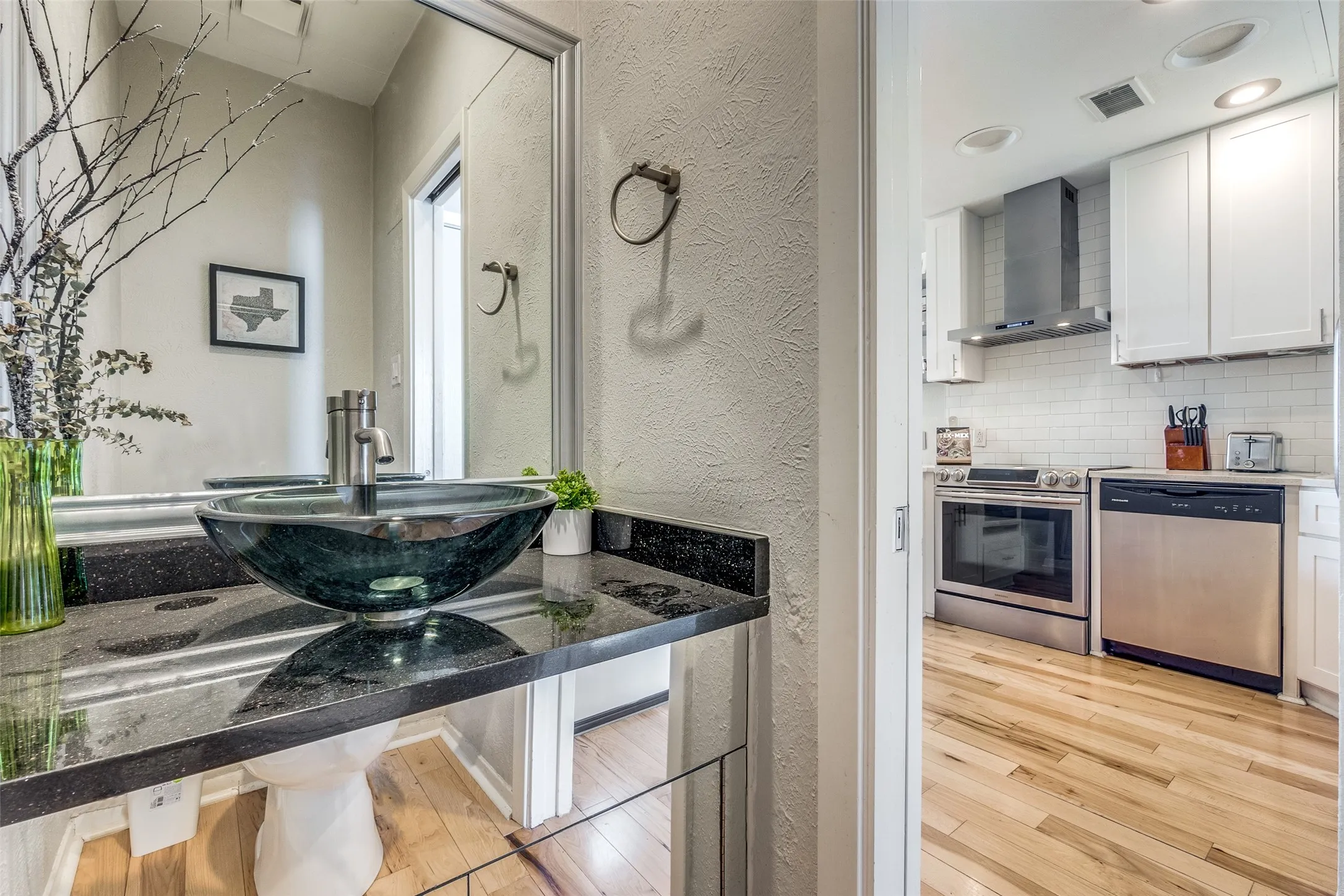 Condominium For Rent in Dallas County , 3907 Throckmorton Street 2, Dallas, Texas 75219, 1 Bedroom, 2 Bathroom, 1 Garage spaces, 787 Sqft, built in 1983, mls#21397830, Real Estate Agent in Dallas, Homes For Rent in Dallas county, Homes For Rent in Dallas, Realtor in Dallas Texas, Real Estate Brokerage Independent Realty Texas, Luminita Cordes Realtor