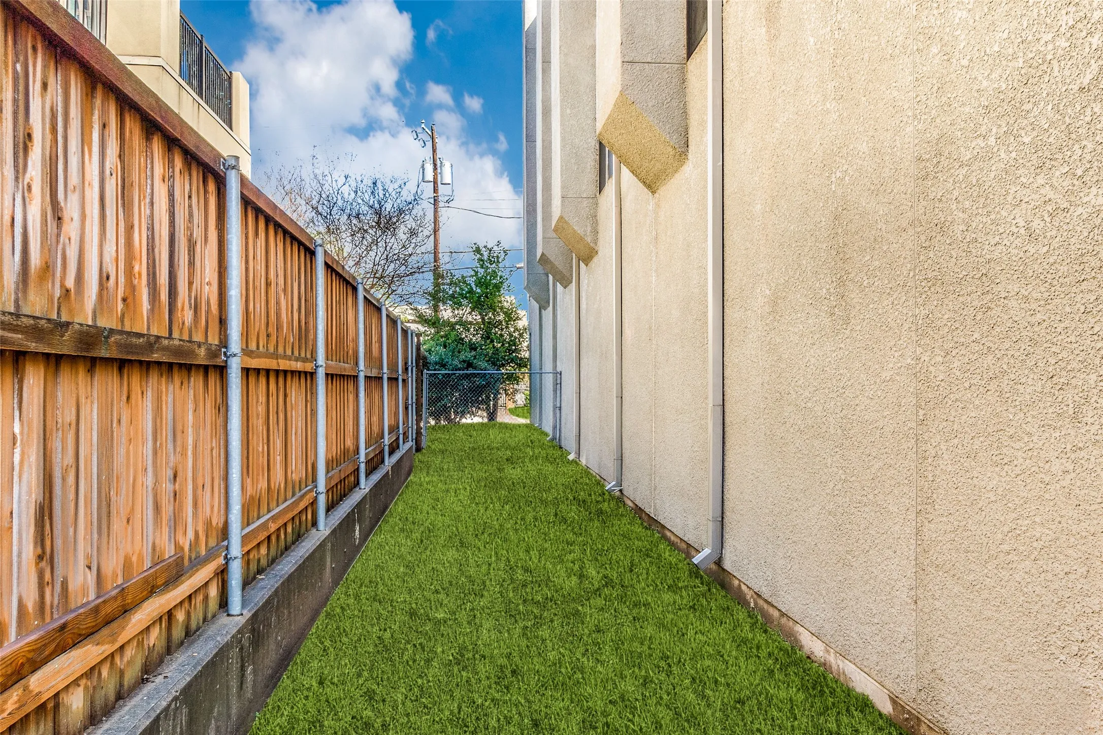 Condominium For Rent in Dallas County , 3907 Throckmorton Street 2, Dallas, Texas 75219, 1 Bedroom, 2 Bathroom, 1 Garage spaces, 787 Sqft, built in 1983, mls#21397830, Real Estate Agent in Dallas, Homes For Rent in Dallas county, Homes For Rent in Dallas, Realtor in Dallas Texas, Real Estate Brokerage Independent Realty Texas, Luminita Cordes Realtor