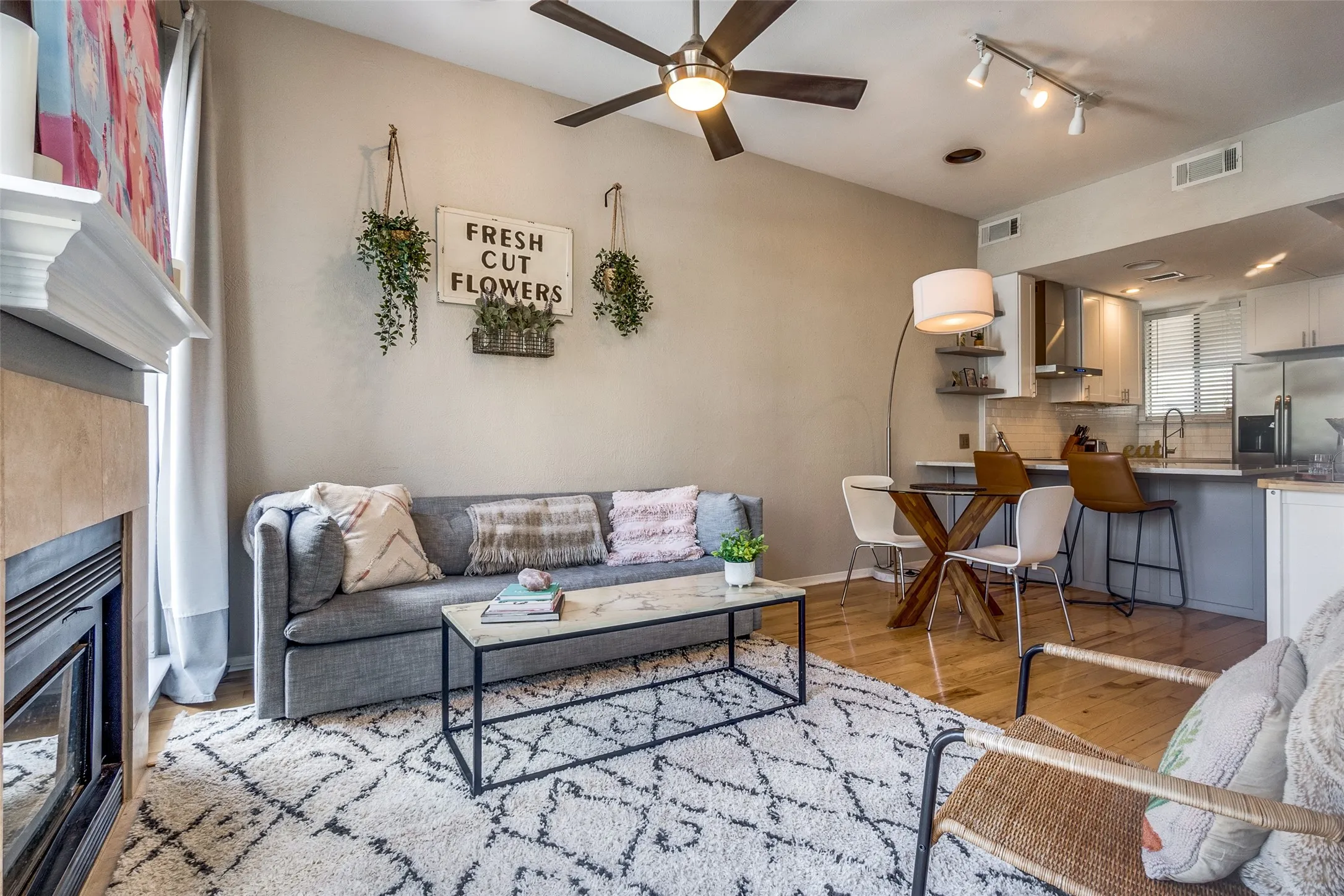 Condominium For Rent in Dallas County , 3907 Throckmorton Street 2, Dallas, Texas 75219, 1 Bedroom, 2 Bathroom, 1 Garage spaces, 787 Sqft, built in 1983, mls#21397830, Real Estate Agent in Dallas, Homes For Rent in Dallas county, Homes For Rent in Dallas, Realtor in Dallas Texas, Real Estate Brokerage Independent Realty Texas, Luminita Cordes Realtor