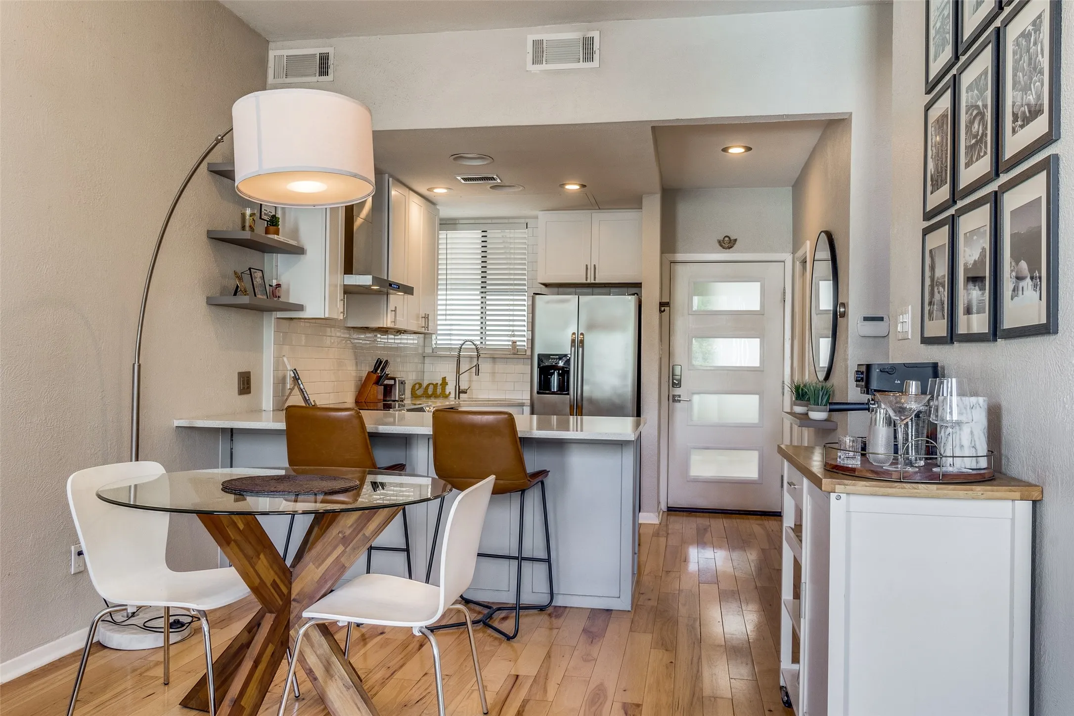 Condominium For Rent in Dallas County , 3907 Throckmorton Street 2, Dallas, Texas 75219, 1 Bedroom, 2 Bathroom, 1 Garage spaces, 787 Sqft, built in 1983, mls#21397830, Real Estate Agent in Dallas, Homes For Rent in Dallas county, Homes For Rent in Dallas, Realtor in Dallas Texas, Real Estate Brokerage Independent Realty Texas, Luminita Cordes Realtor