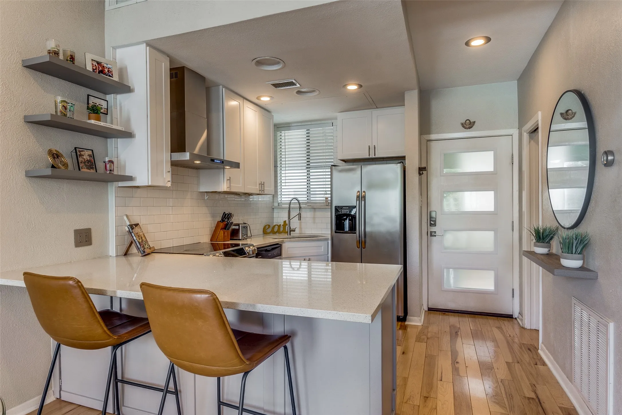 Condominium For Rent in Dallas County , 3907 Throckmorton Street 2, Dallas, Texas 75219, 1 Bedroom, 2 Bathroom, 1 Garage spaces, 787 Sqft, built in 1983, mls#21397830, Real Estate Agent in Dallas, Homes For Rent in Dallas county, Homes For Rent in Dallas, Realtor in Dallas Texas, Real Estate Brokerage Independent Realty Texas, Luminita Cordes Realtor