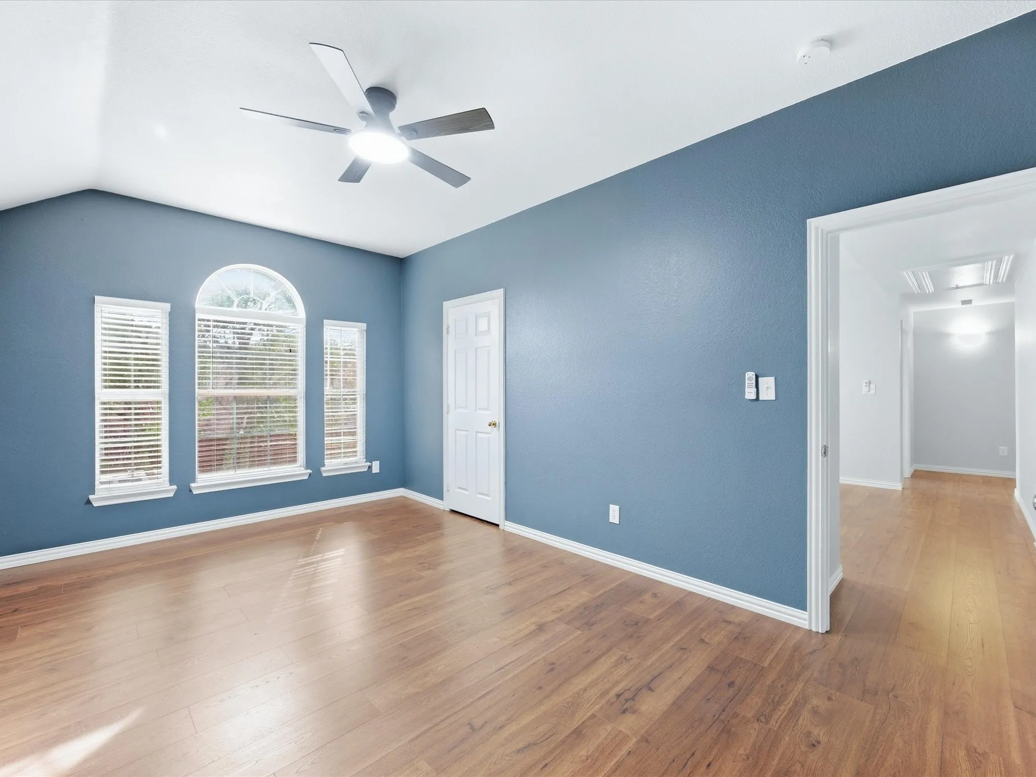 Vaulted ceiling featuring a ceiling fan with integrated lighting