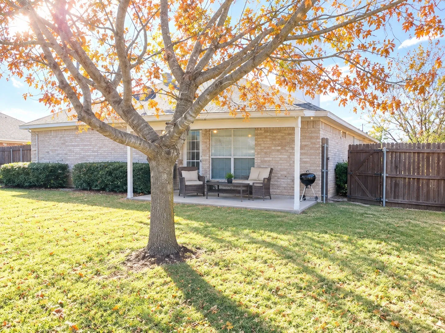 Single Family Residence For Sale in Johnson County , 1007 Miles Avenue, Burleson, Texas 76028, 3 Bedroom, 2 Bathroom, 2 Garage spaces, 1,486 Sqft, built in 1998, mls#21401015, Real Estate Agent in Burleson, Homes For Sale in Johnson county, Homes For Sale in Burleson, Realtor in Burleson Texas, Real Estate Brokerage Independent Realty Texas, Luminita Cordes Realtor