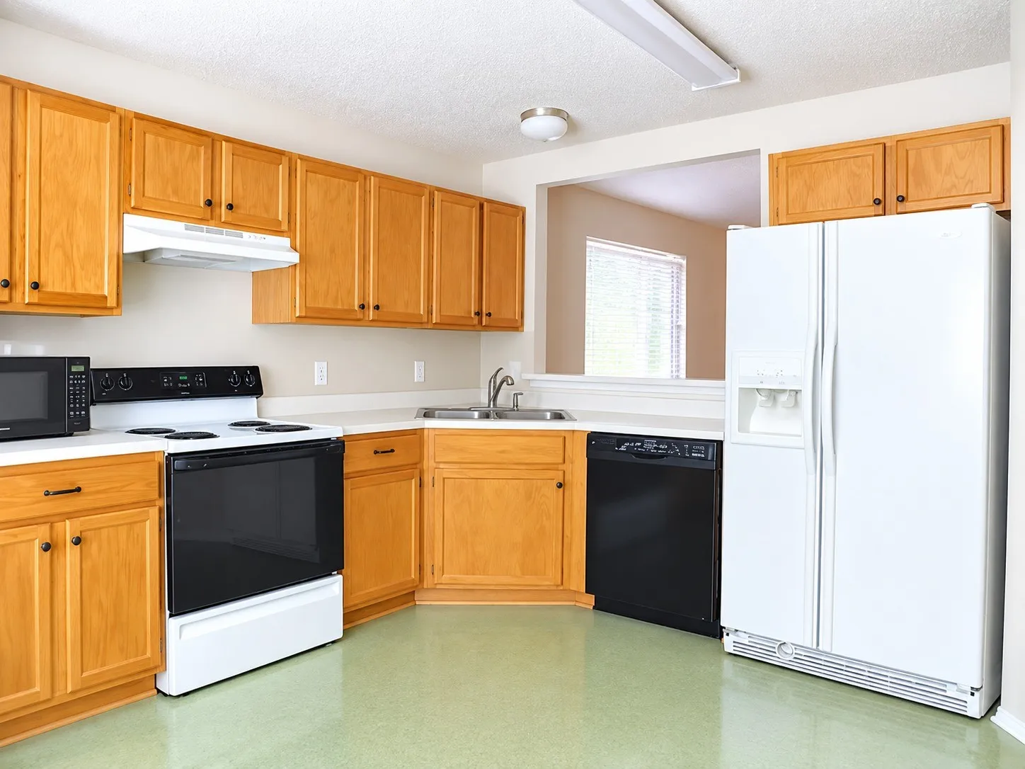 Single Family Residence For Sale in Johnson County , 1007 Miles Avenue, Burleson, Texas 76028, 3 Bedroom, 2 Bathroom, 2 Garage spaces, 1,486 Sqft, built in 1998, mls#21401015, Real Estate Agent in Burleson, Homes For Sale in Johnson county, Homes For Sale in Burleson, Realtor in Burleson Texas, Real Estate Brokerage Independent Realty Texas, Luminita Cordes Realtor