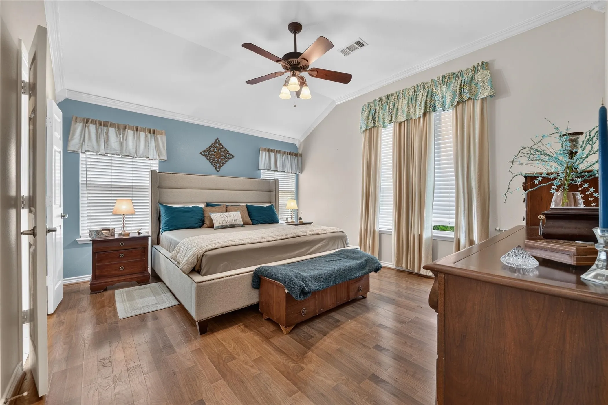 Vaulted ceiling featuring a ceiling fan, recessed lighting, wood-finish flooring, and multiple windows with blinds