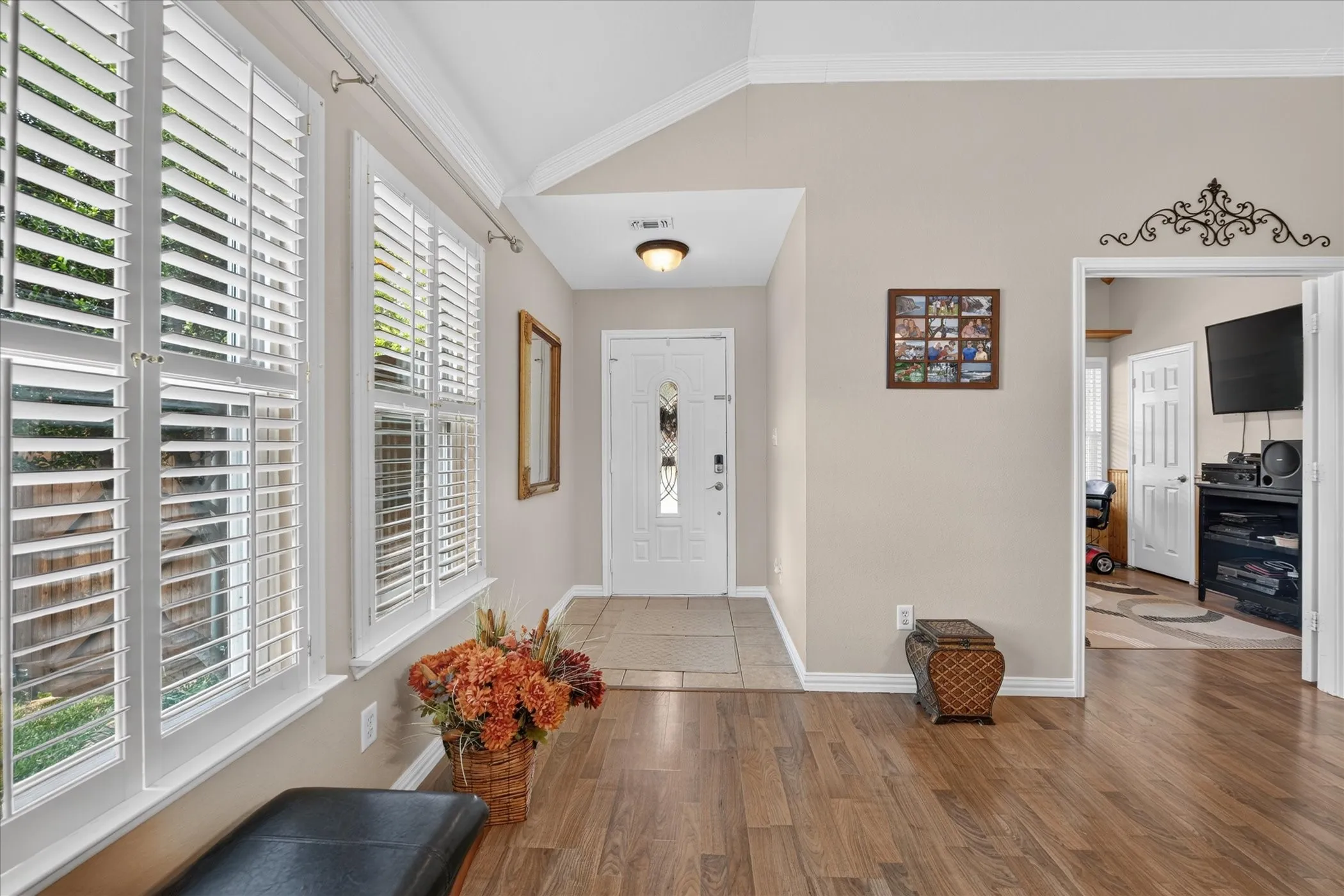Vaulted ceiling with crown molding