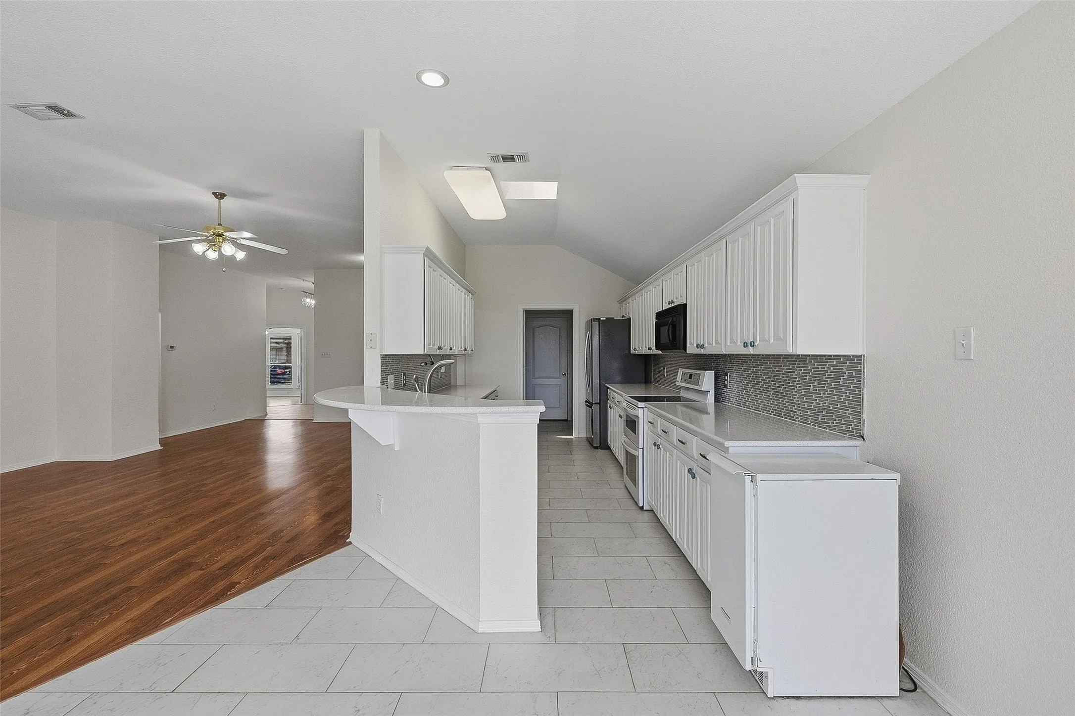 Single Family Residence For Sale in Tarrant County , 6801 Descanso Gardens Drive, Fort Worth, Texas 76132, 4 Bedroom, 2 Bathroom, 2 Garage spaces, 1,950 Sqft, built in 1999, mls#21399982, Real Estate Agent in Fort Worth, Homes For Sale in Tarrant county, Homes For Sale in Fort Worth, Realtor in Fort Worth Texas, Real Estate Brokerage Independent Realty Texas, Luminita Cordes Realtor