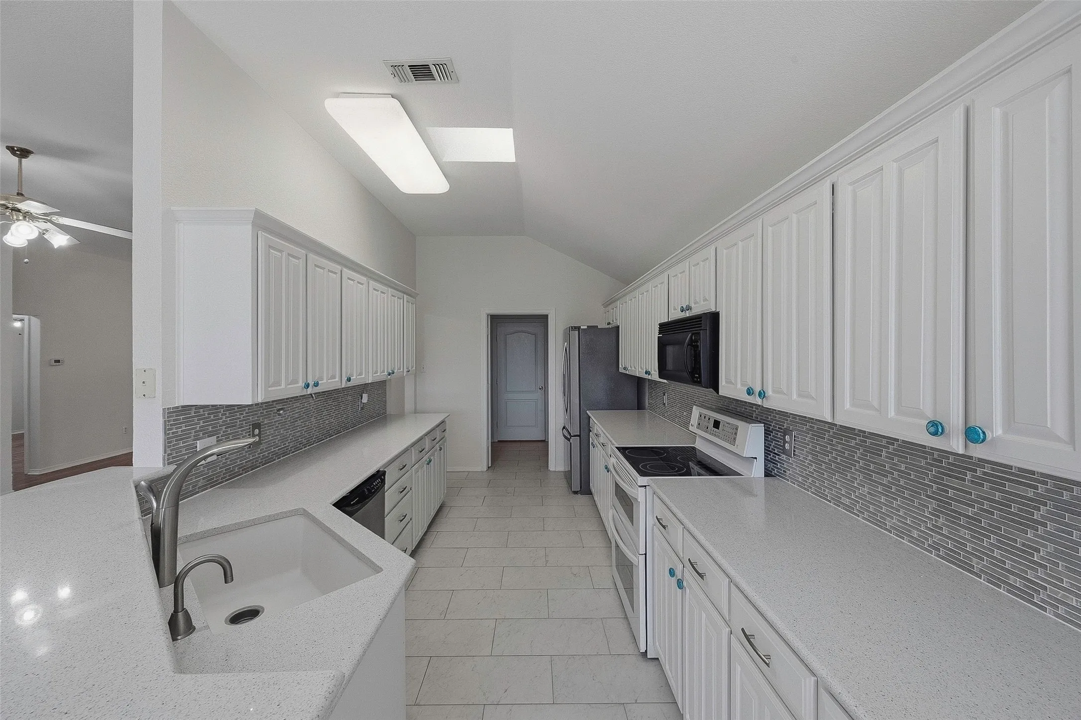 Single Family Residence For Sale in Tarrant County , 6801 Descanso Gardens Drive, Fort Worth, Texas 76132, 4 Bedroom, 2 Bathroom, 2 Garage spaces, 1,950 Sqft, built in 1999, mls#21399982, Real Estate Agent in Fort Worth, Homes For Sale in Tarrant county, Homes For Sale in Fort Worth, Realtor in Fort Worth Texas, Real Estate Brokerage Independent Realty Texas, Luminita Cordes Realtor