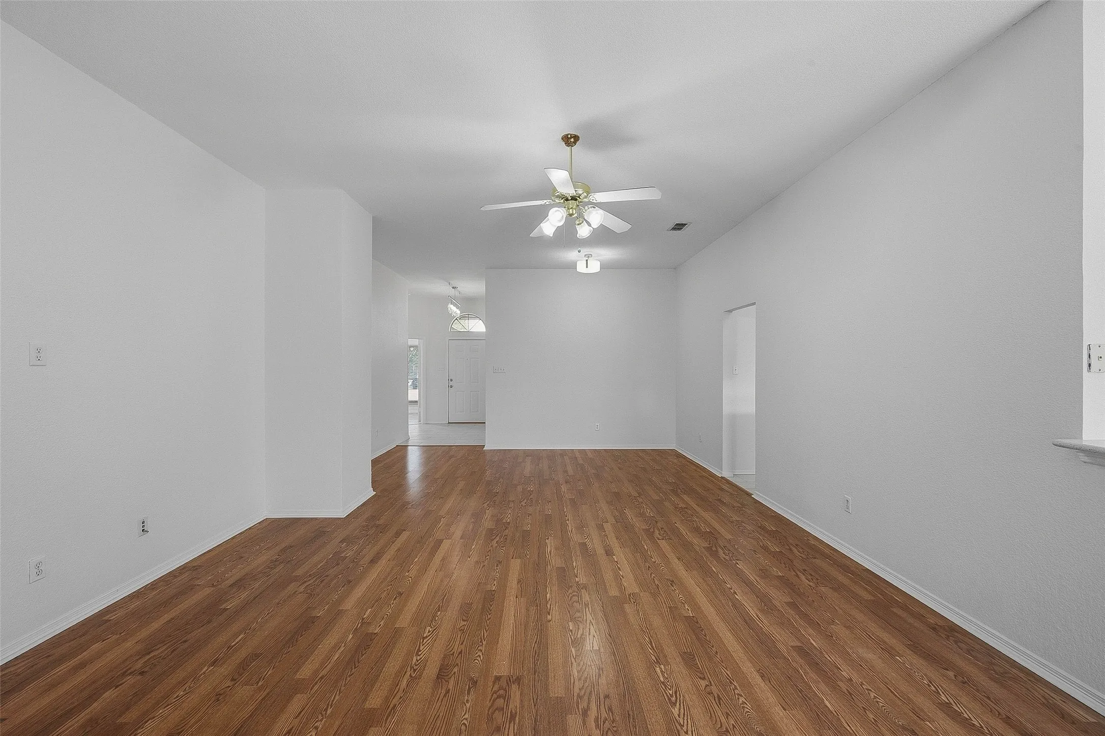 Single Family Residence For Sale in Tarrant County , 6801 Descanso Gardens Drive, Fort Worth, Texas 76132, 4 Bedroom, 2 Bathroom, 2 Garage spaces, 1,950 Sqft, built in 1999, mls#21399982, Real Estate Agent in Fort Worth, Homes For Sale in Tarrant county, Homes For Sale in Fort Worth, Realtor in Fort Worth Texas, Real Estate Brokerage Independent Realty Texas, Luminita Cordes Realtor