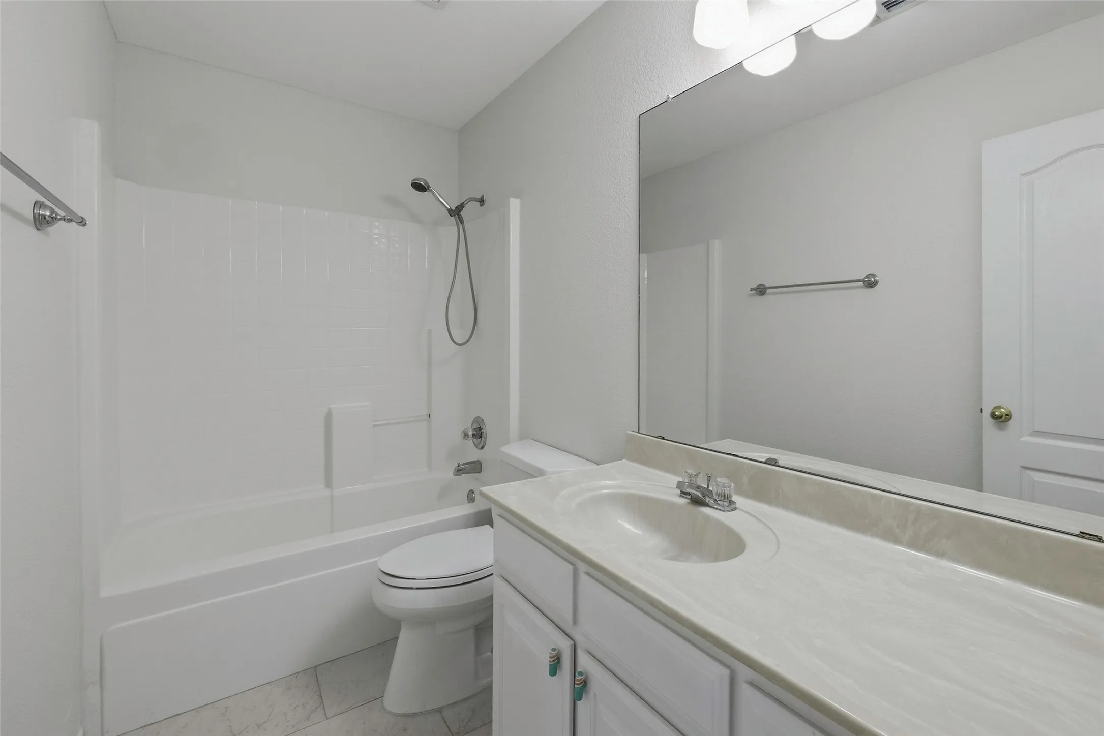Single Family Residence For Sale in Tarrant County , 6801 Descanso Gardens Drive, Fort Worth, Texas 76132, 4 Bedroom, 2 Bathroom, 2 Garage spaces, 1,950 Sqft, built in 1999, mls#21399982, Real Estate Agent in Fort Worth, Homes For Sale in Tarrant county, Homes For Sale in Fort Worth, Realtor in Fort Worth Texas, Real Estate Brokerage Independent Realty Texas, Luminita Cordes Realtor