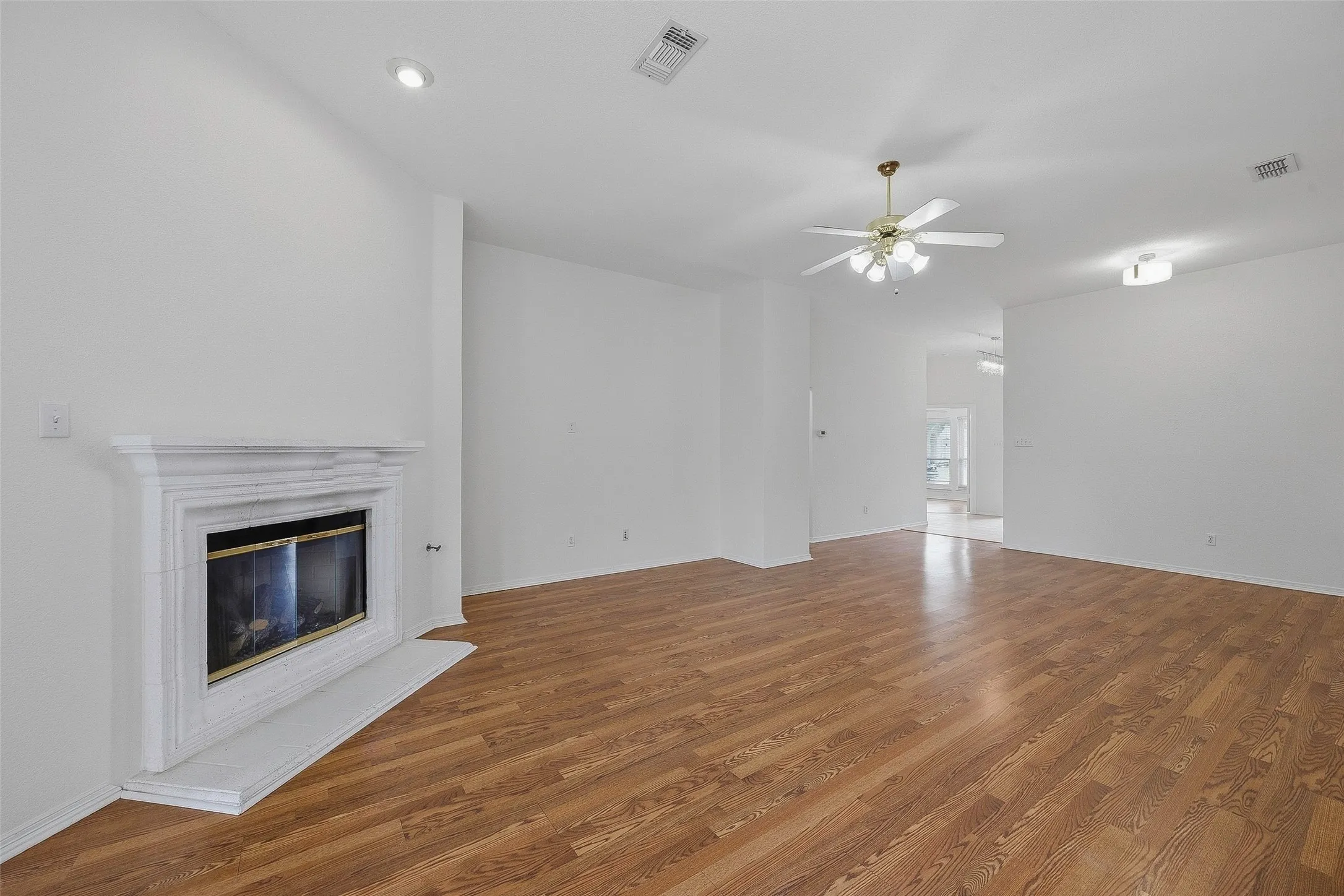 Single Family Residence For Sale in Tarrant County , 6801 Descanso Gardens Drive, Fort Worth, Texas 76132, 4 Bedroom, 2 Bathroom, 2 Garage spaces, 1,950 Sqft, built in 1999, mls#21399982, Real Estate Agent in Fort Worth, Homes For Sale in Tarrant county, Homes For Sale in Fort Worth, Realtor in Fort Worth Texas, Real Estate Brokerage Independent Realty Texas, Luminita Cordes Realtor