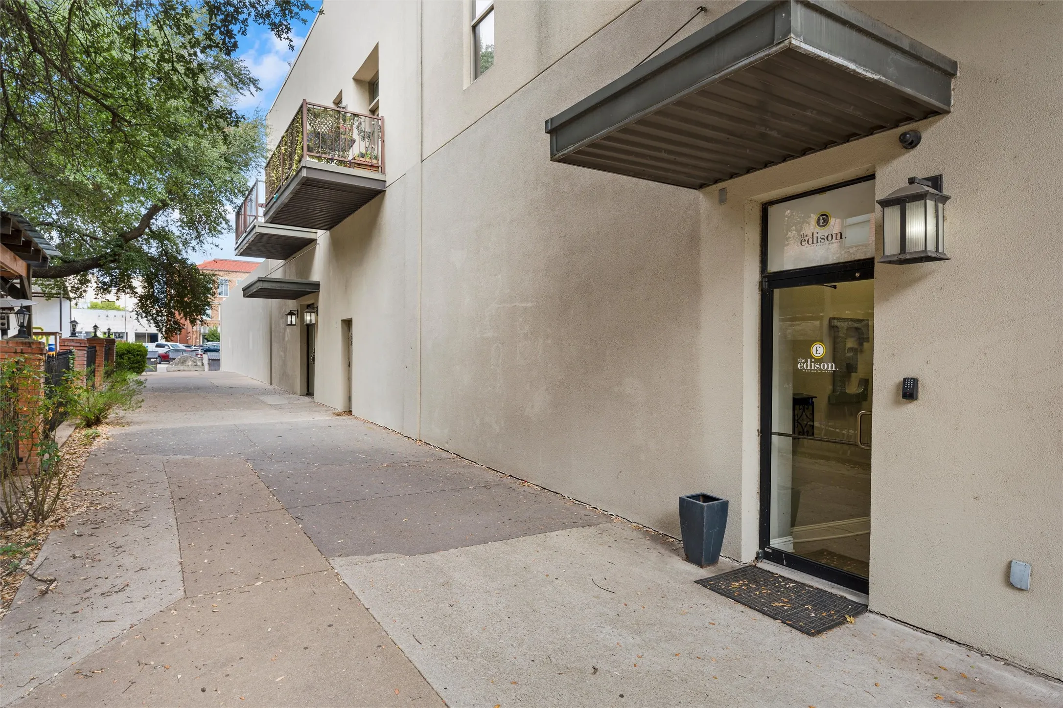 Condominium For Sale in Mc Lennan County , 711 Austin Avenue C, Waco, Texas 76701, 1 Bedroom, 1 Bathroom, Garage spaces, 835 Sqft, built in 1930, mls#21400354, Real Estate Agent in Waco, Homes For Sale in Mc Lennan county, Homes For Sale in Waco, Realtor in Waco Texas, Real Estate Brokerage Independent Realty Texas, Luminita Cordes Realtor
