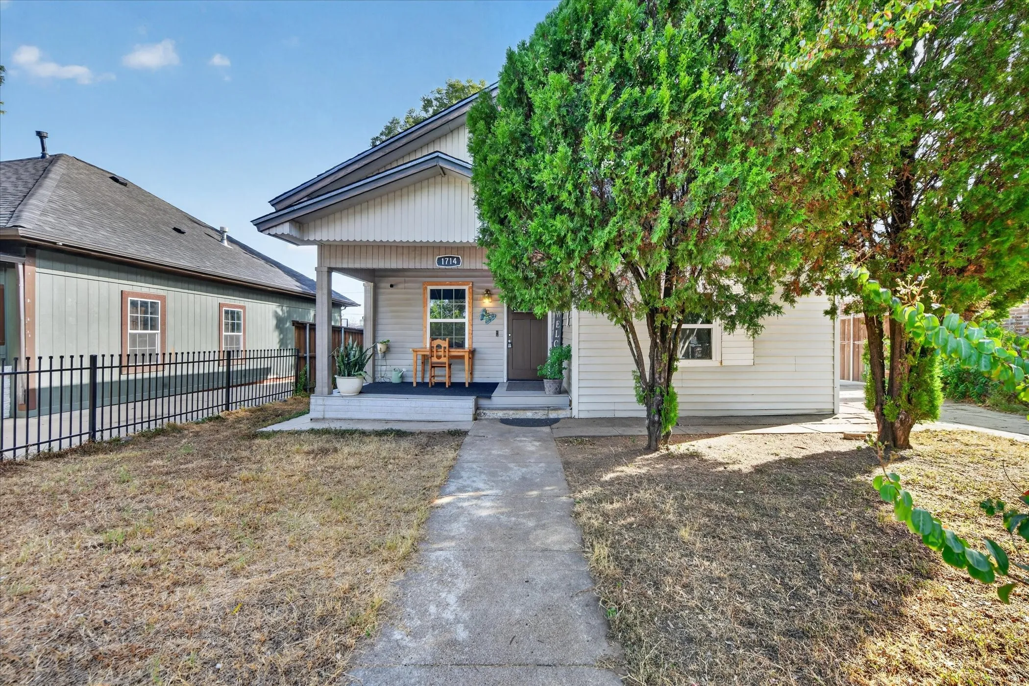 Single Family Residence For Sale in Tarrant County , 1714 Bessie Street, Fort Worth, Texas 76104, 3 Bedroom, 1 Bathroom, Garage spaces, 1,218 Sqft, built in 1925, mls#21400160, Real Estate Agent in Fort Worth, Homes For Sale in Tarrant county, Homes For Sale in Fort Worth, Realtor in Fort Worth Texas, Real Estate Brokerage Independent Realty Texas, Luminita Cordes Realtor