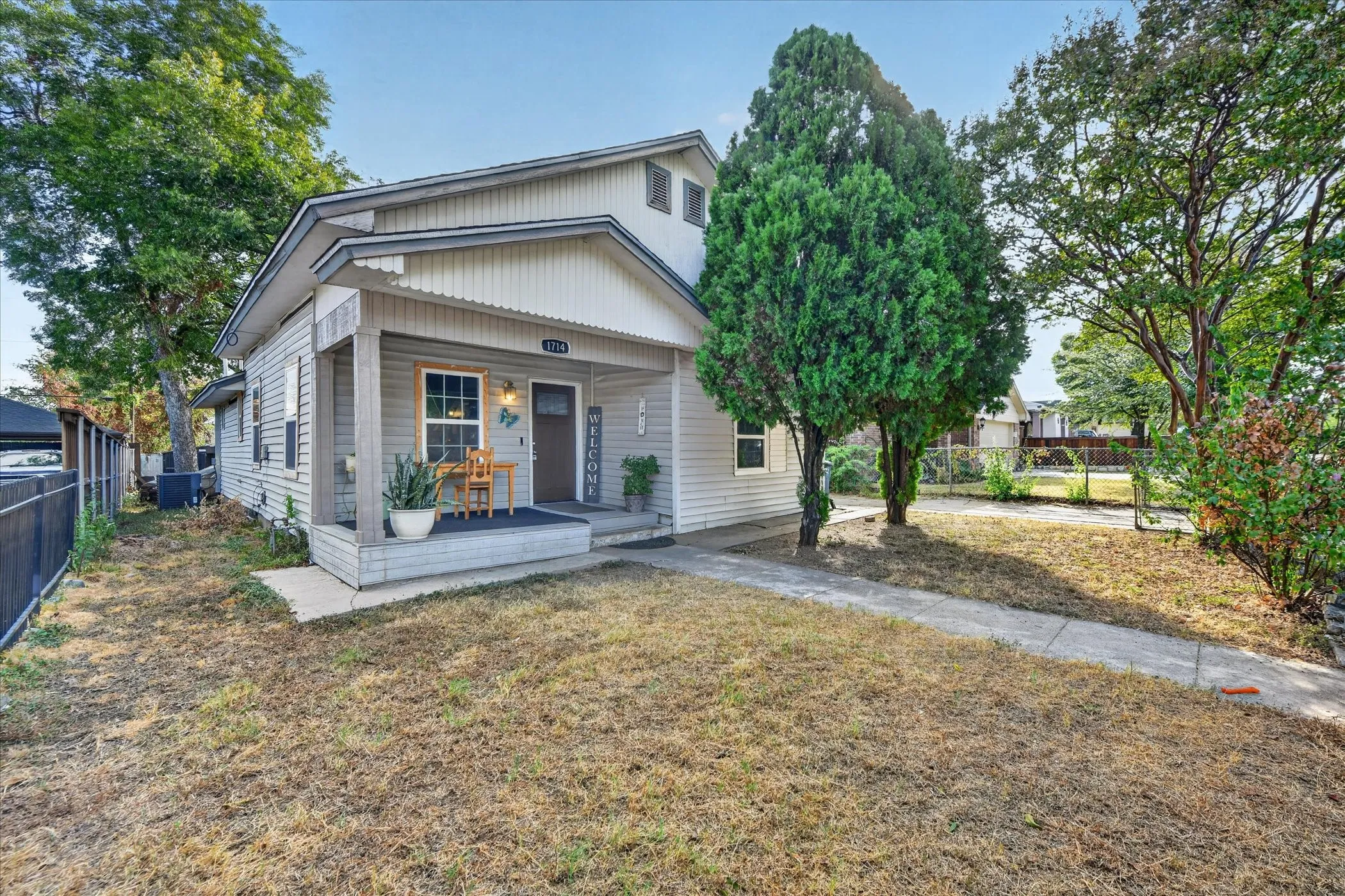 Single Family Residence For Sale in Tarrant County , 1714 Bessie Street, Fort Worth, Texas 76104, 3 Bedroom, 1 Bathroom, Garage spaces, 1,218 Sqft, built in 1925, mls#21400160, Real Estate Agent in Fort Worth, Homes For Sale in Tarrant county, Homes For Sale in Fort Worth, Realtor in Fort Worth Texas, Real Estate Brokerage Independent Realty Texas, Luminita Cordes Realtor
