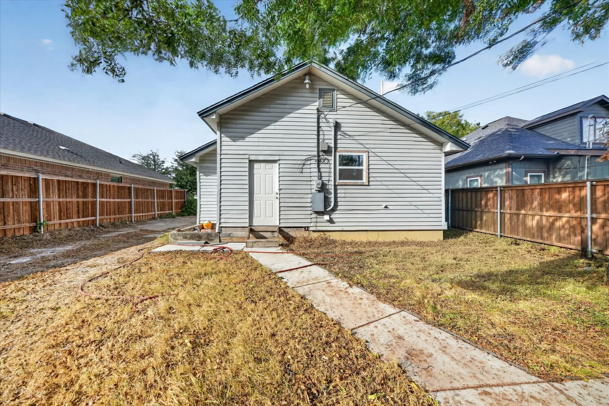 Single Family Residence For Sale in Tarrant County , 1714 Bessie Street, Fort Worth, Texas 76104, 3 Bedroom, 1 Bathroom, Garage spaces, 1,218 Sqft, built in 1925, mls#21400160, Real Estate Agent in Fort Worth, Homes For Sale in Tarrant county, Homes For Sale in Fort Worth, Realtor in Fort Worth Texas, Real Estate Brokerage Independent Realty Texas, Luminita Cordes Realtor