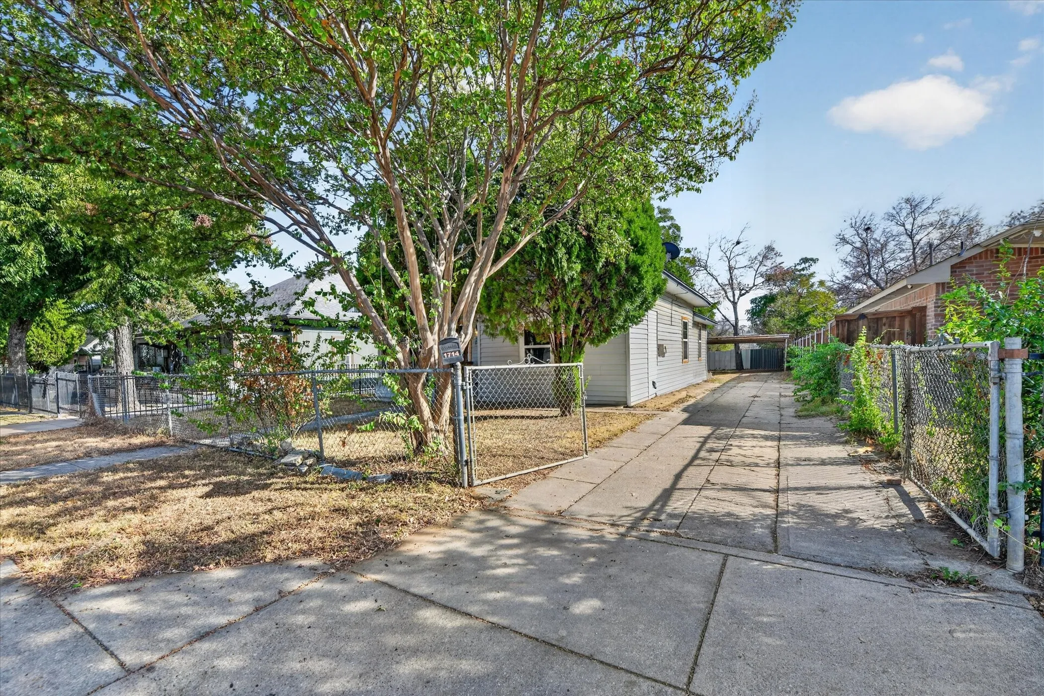 Single Family Residence For Sale in Tarrant County , 1714 Bessie Street, Fort Worth, Texas 76104, 3 Bedroom, 1 Bathroom, Garage spaces, 1,218 Sqft, built in 1925, mls#21400160, Real Estate Agent in Fort Worth, Homes For Sale in Tarrant county, Homes For Sale in Fort Worth, Realtor in Fort Worth Texas, Real Estate Brokerage Independent Realty Texas, Luminita Cordes Realtor