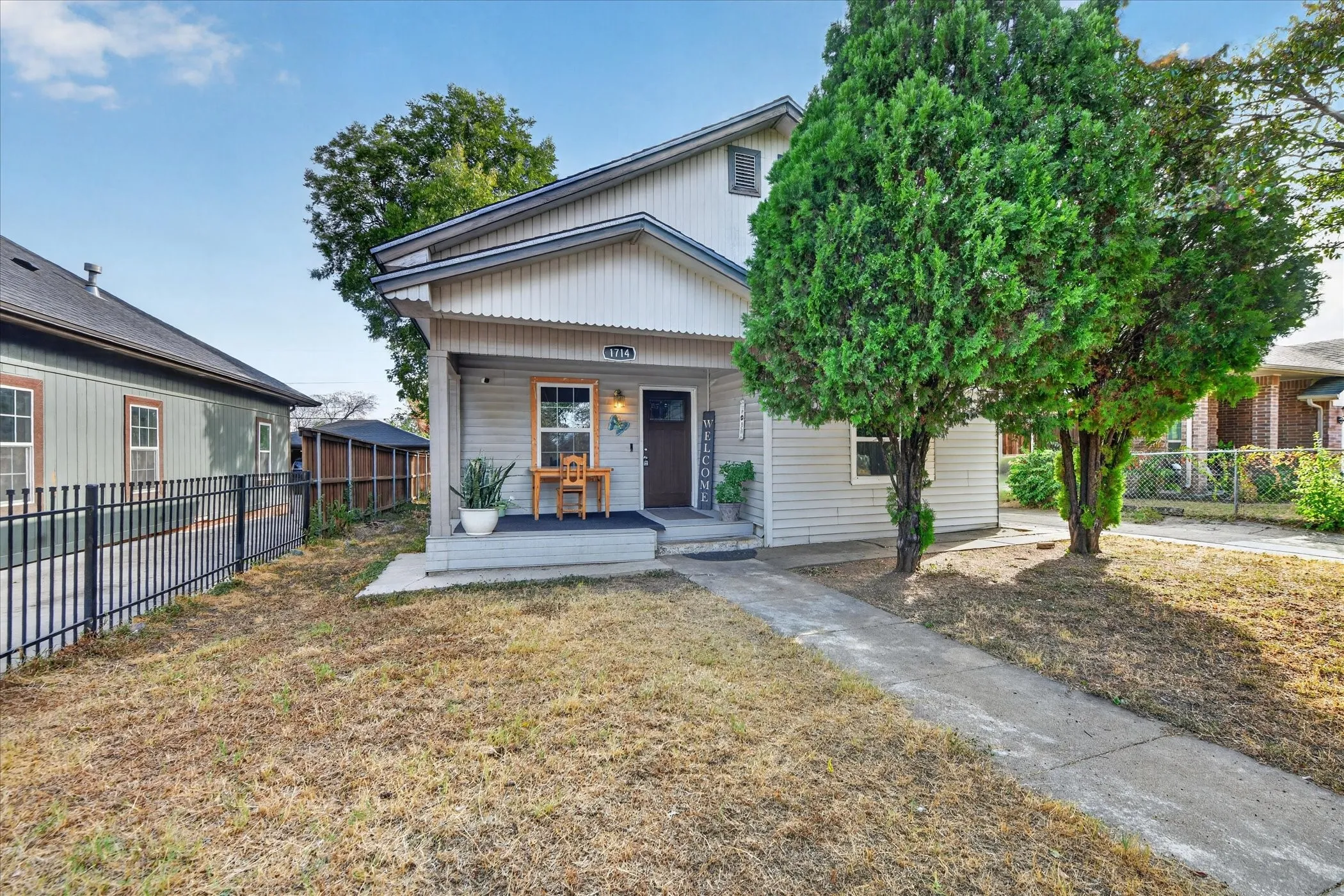 Single Family Residence For Sale in Tarrant County , 1714 Bessie Street, Fort Worth, Texas 76104, 3 Bedroom, 1 Bathroom, Garage spaces, 1,218 Sqft, built in 1925, mls#21400160, Real Estate Agent in Fort Worth, Homes For Sale in Tarrant county, Homes For Sale in Fort Worth, Realtor in Fort Worth Texas, Real Estate Brokerage Independent Realty Texas, Luminita Cordes Realtor