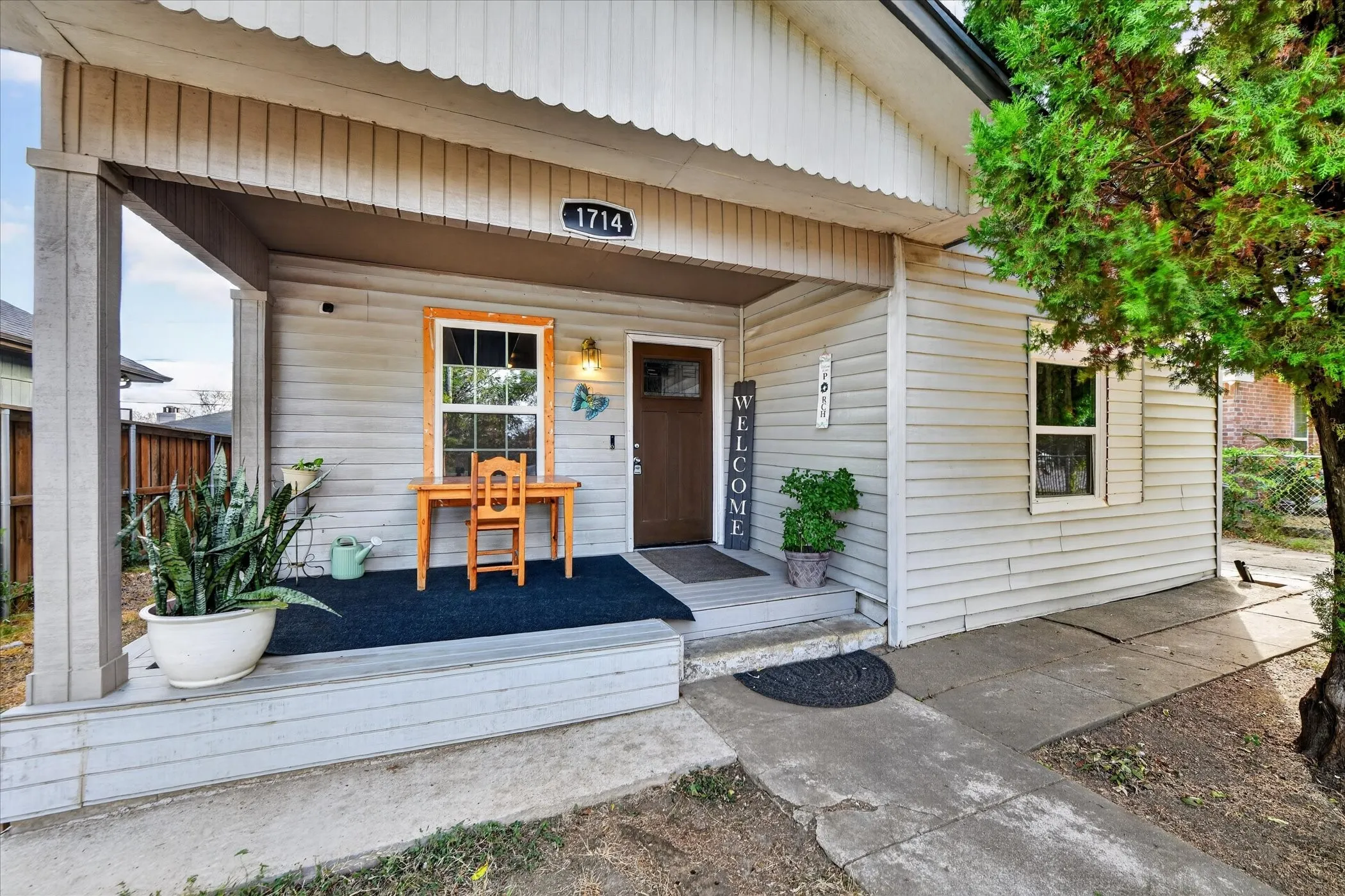 Single Family Residence For Sale in Tarrant County , 1714 Bessie Street, Fort Worth, Texas 76104, 3 Bedroom, 1 Bathroom, Garage spaces, 1,218 Sqft, built in 1925, mls#21400160, Real Estate Agent in Fort Worth, Homes For Sale in Tarrant county, Homes For Sale in Fort Worth, Realtor in Fort Worth Texas, Real Estate Brokerage Independent Realty Texas, Luminita Cordes Realtor