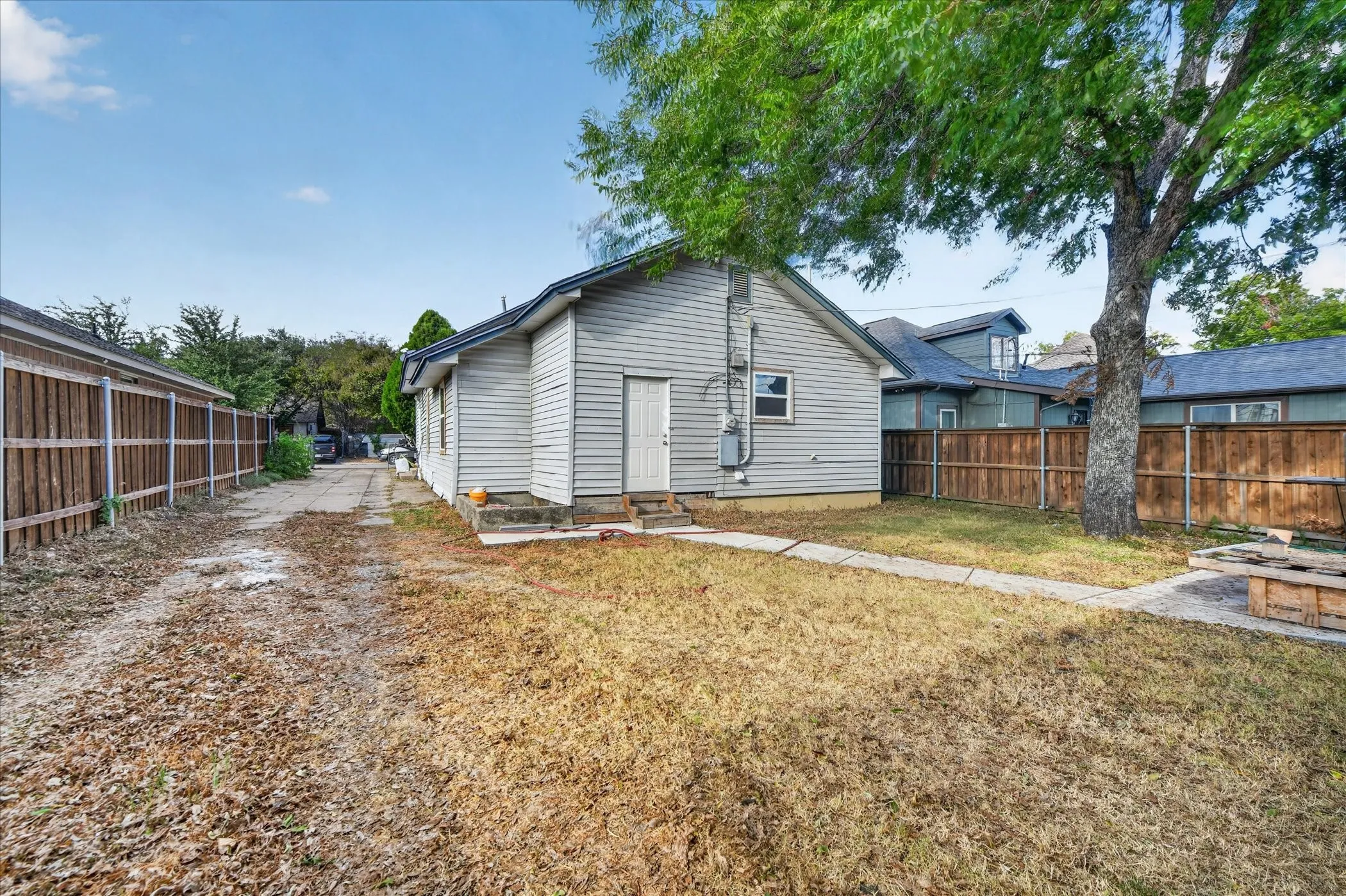 Single Family Residence For Sale in Tarrant County , 1714 Bessie Street, Fort Worth, Texas 76104, 3 Bedroom, 1 Bathroom, Garage spaces, 1,218 Sqft, built in 1925, mls#21400160, Real Estate Agent in Fort Worth, Homes For Sale in Tarrant county, Homes For Sale in Fort Worth, Realtor in Fort Worth Texas, Real Estate Brokerage Independent Realty Texas, Luminita Cordes Realtor
