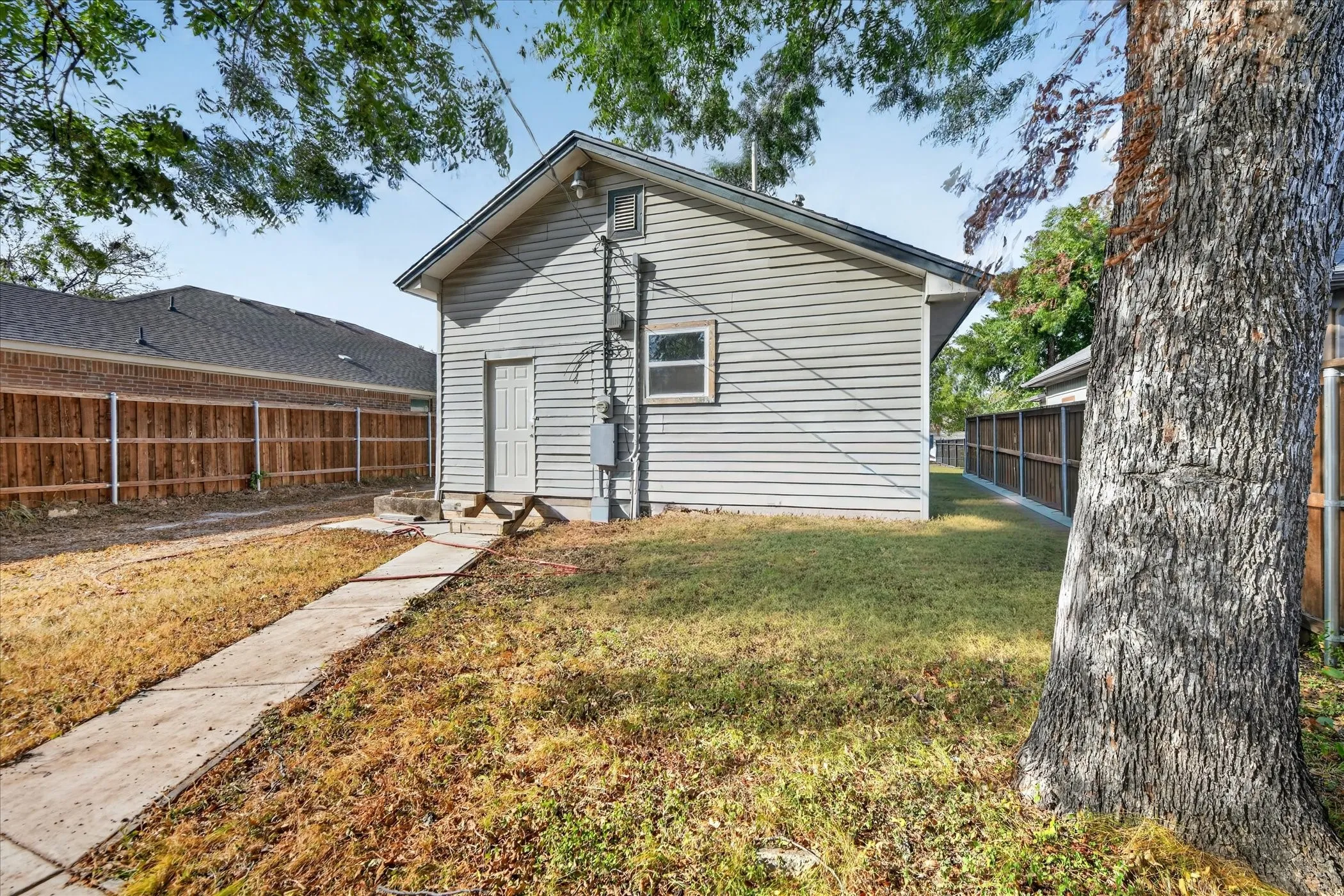 Single Family Residence For Sale in Tarrant County , 1714 Bessie Street, Fort Worth, Texas 76104, 3 Bedroom, 1 Bathroom, Garage spaces, 1,218 Sqft, built in 1925, mls#21400160, Real Estate Agent in Fort Worth, Homes For Sale in Tarrant county, Homes For Sale in Fort Worth, Realtor in Fort Worth Texas, Real Estate Brokerage Independent Realty Texas, Luminita Cordes Realtor