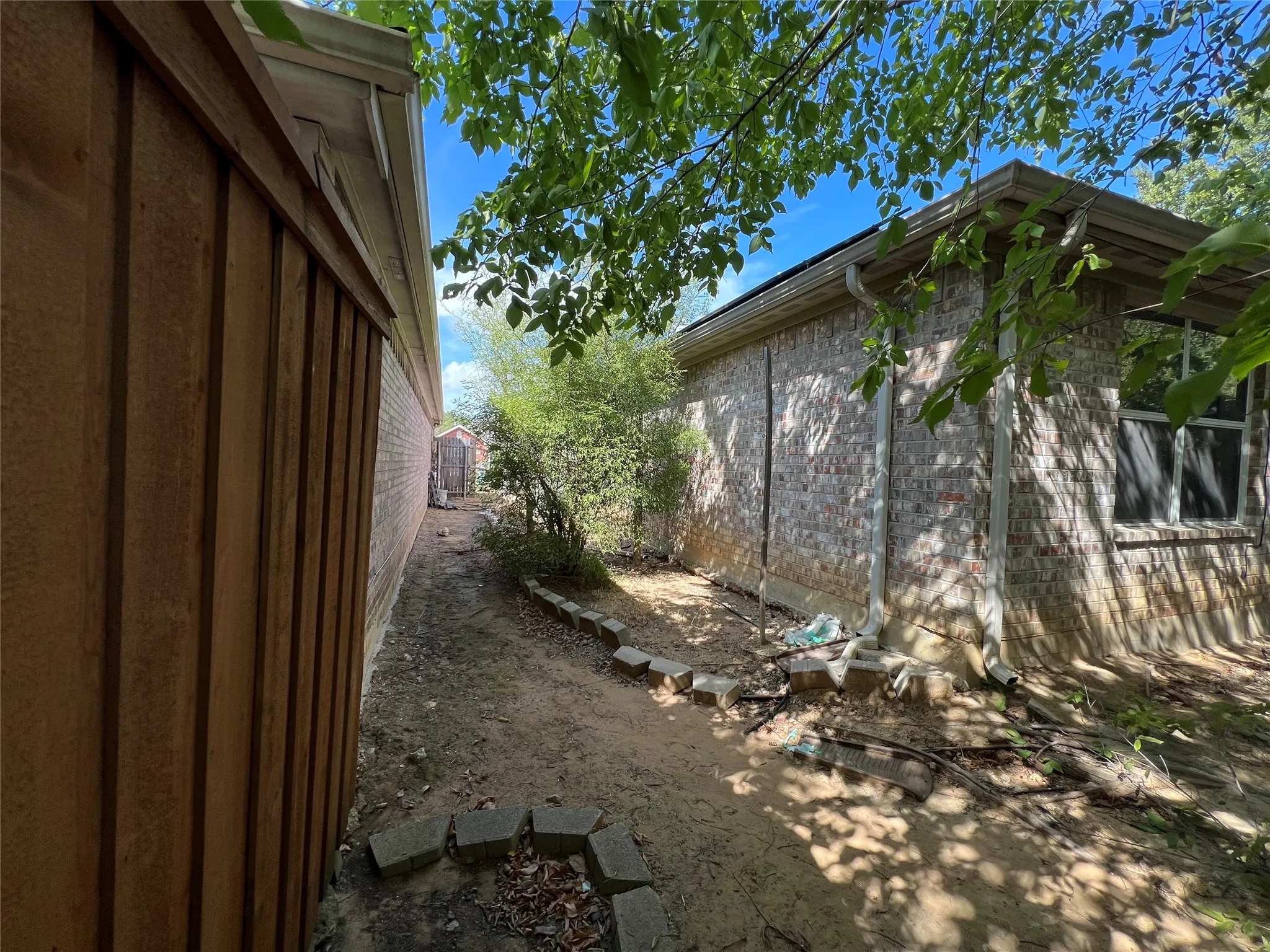 Single Family Residence For Sale in Dallas County , 1800 Jordan Court, Irving, Texas 75061, 3 Bedroom, 2 Bathroom, 2 Garage spaces, 1,465 Sqft, built in 2011, mls#21401117, Real Estate Agent in Irving, Homes For Sale in Dallas county, Homes For Sale in Irving, Realtor in Irving Texas, Real Estate Brokerage Independent Realty Texas, Luminita Cordes Realtor