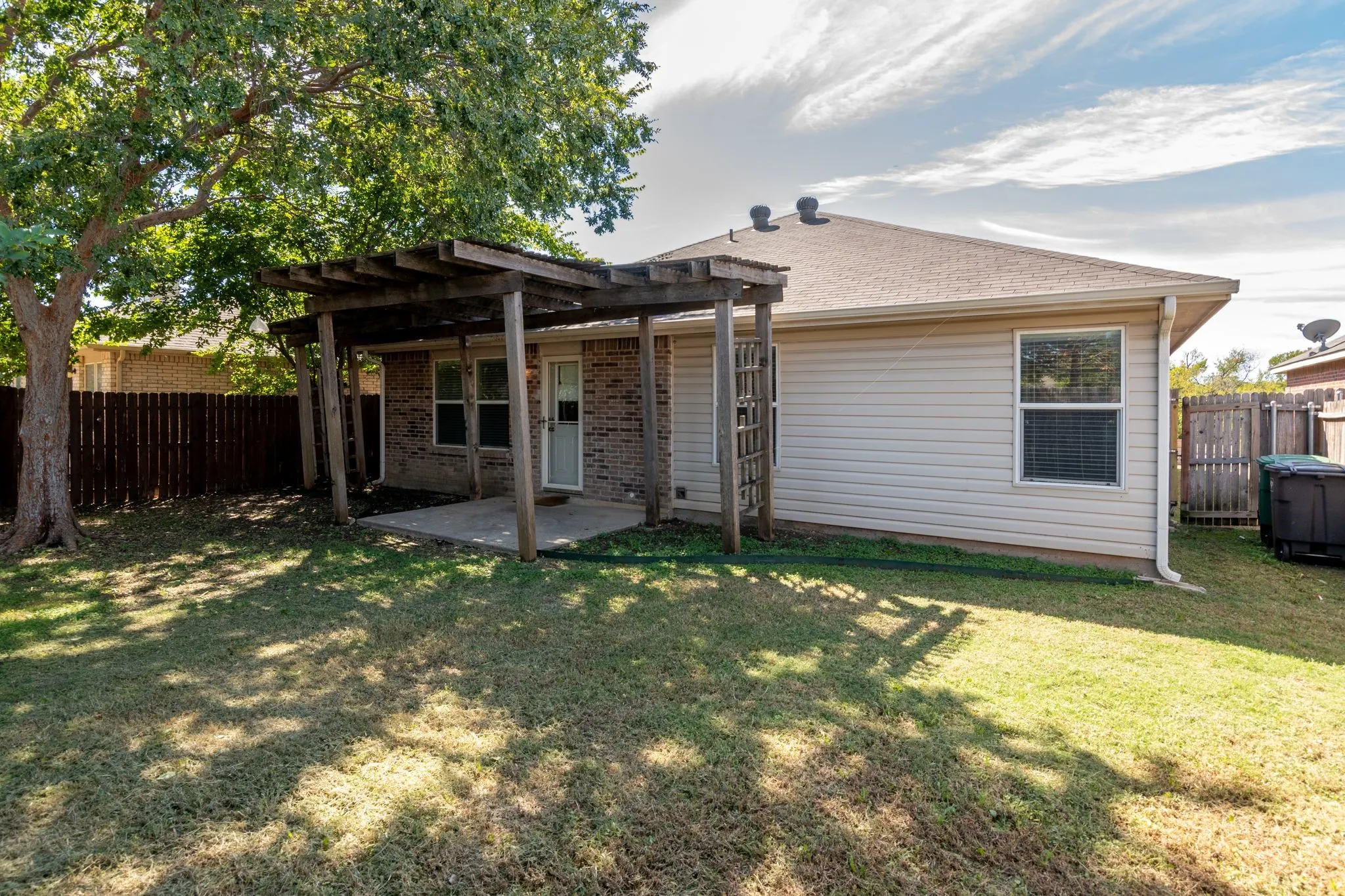 Single Family Residence For Rent in Denton County , 16424 Cowboy Trail, Fort Worth, Texas 76247, 3 Bedroom, 2 Bathroom, 2 Garage spaces, 1,647 Sqft, built in 2007, mls#21401111, Real Estate Agent in Fort Worth, Homes For Rent in Denton county, Homes For Rent in Fort Worth, Realtor in Fort Worth Texas, Real Estate Brokerage Independent Realty Texas, Luminita Cordes Realtor