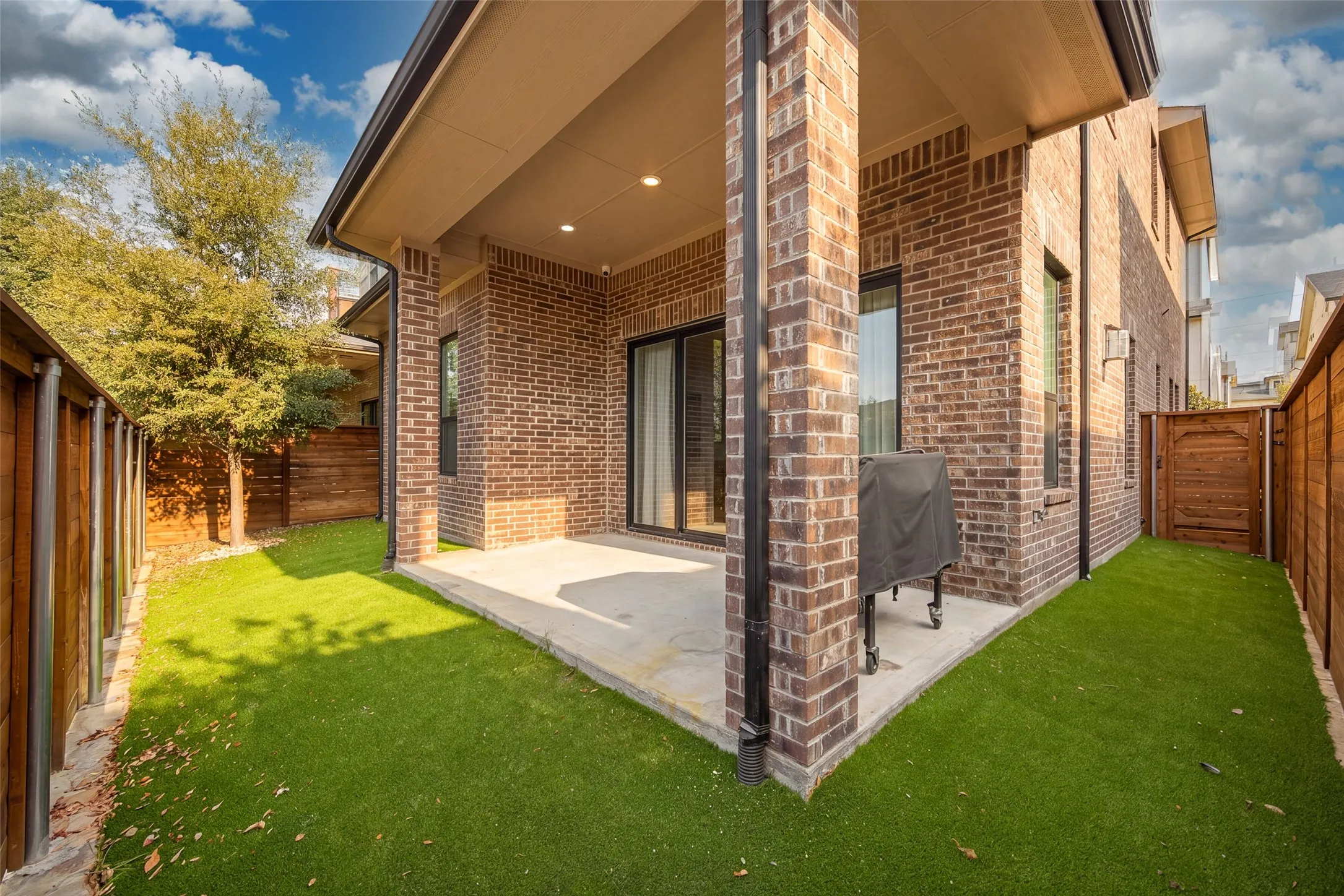 Single Family Residence For Sale in Dallas County , 4133 Maison Ridge, Dallas, Texas 75219, 3 Bedroom, 3 Bathroom, 2 Garage spaces, 2,100 Sqft, built in 2022, mls#21400443, Real Estate Agent in Dallas, Homes For Sale in Dallas county, Homes For Sale in Dallas, Realtor in Dallas Texas, Real Estate Brokerage Independent Realty Texas, Luminita Cordes Realtor