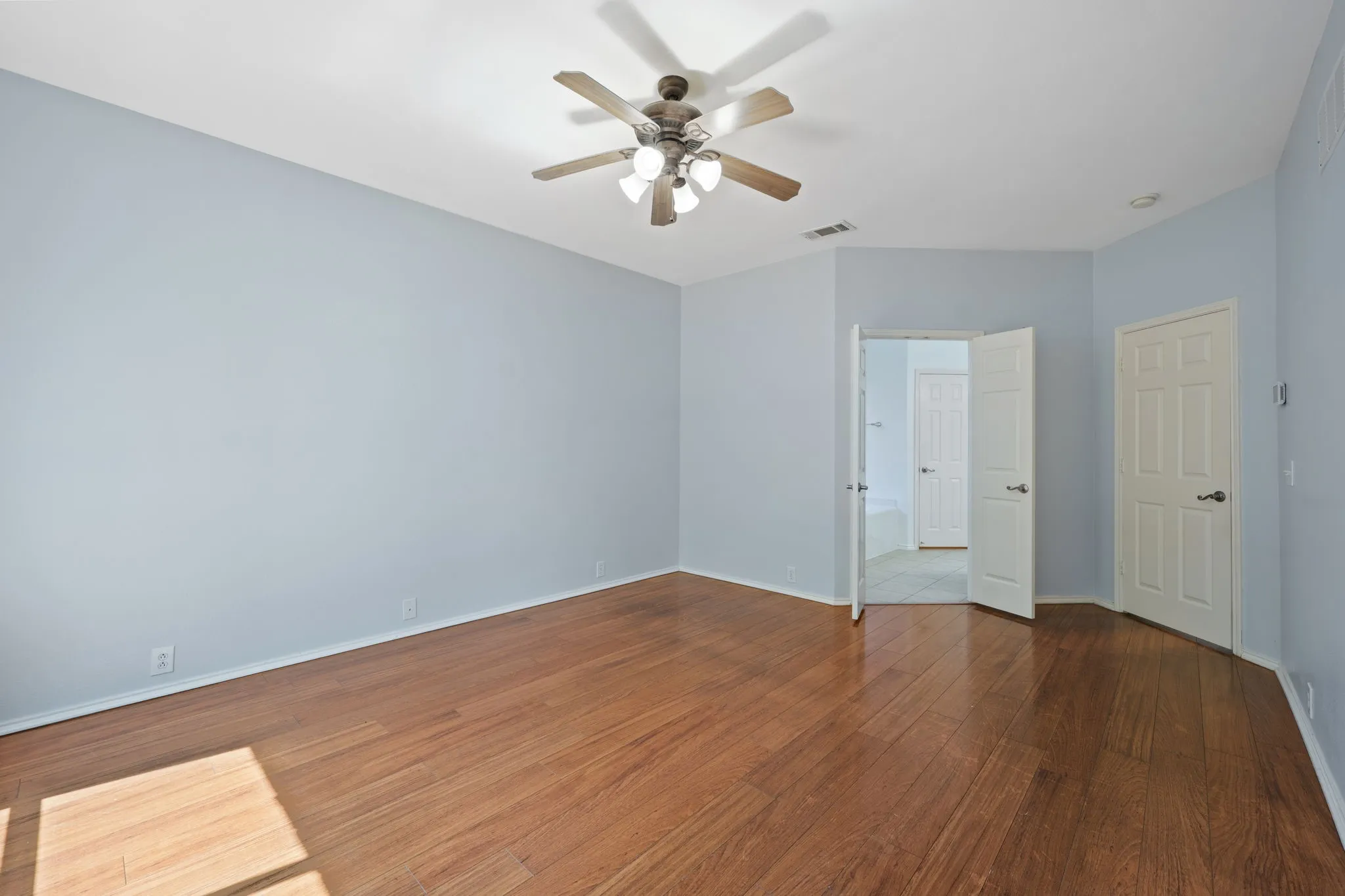 Single Family Residence For Sale in Denton County , 7004 Crenshaw Lane, Denton, Texas 76210, 5 Bedroom, 4 Bathroom, 2 Garage spaces, 3,203 Sqft, built in 2003, mls#21400172, Real Estate Agent in Denton, Homes For Sale in Denton county, Homes For Sale in Denton, Realtor in Denton Texas, Real Estate Brokerage Independent Realty Texas, Luminita Cordes Realtor