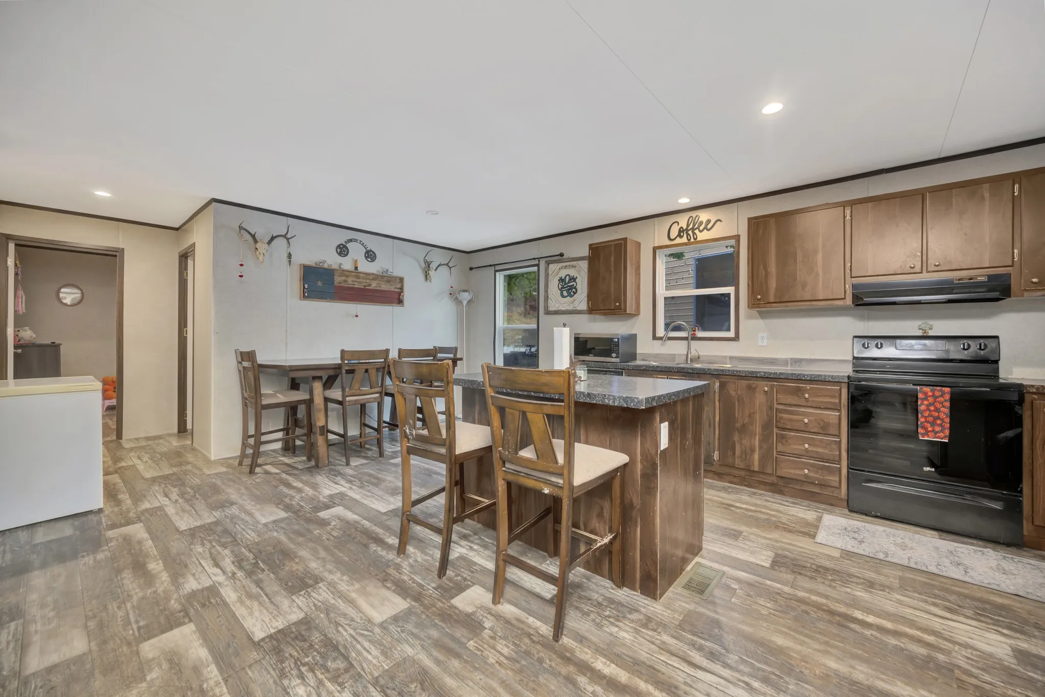 Manufactured Home For Sale in Montague County , 445 Lakeside Drive, Bowie, Texas 76230, 3 Bedroom, 2 Bathroom, Garage spaces, 1,560 Sqft, built in 2022, mls#21397787, Real Estate Agent in Bowie, Homes For Sale in Montague county, Homes For Sale in Bowie, Realtor in Bowie Texas, Real Estate Brokerage Independent Realty Texas, Luminita Cordes Realtor