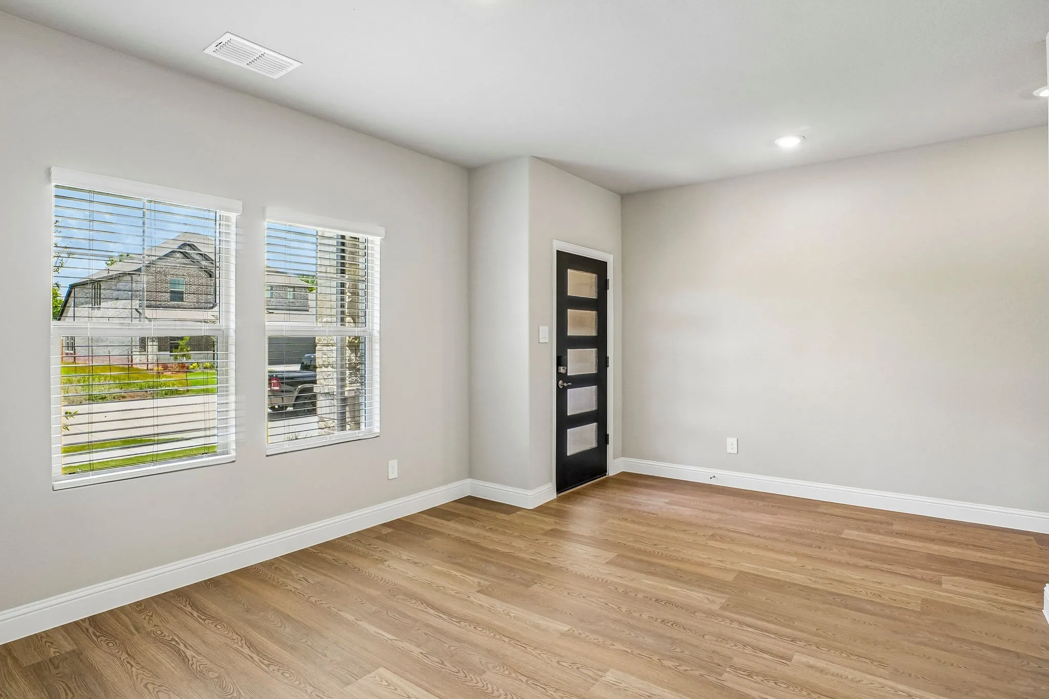  Photo is not of the actual home, but is an inspirational photo of builder’s model home and may depict options, furnishings, and/or decorator features that are not included.
