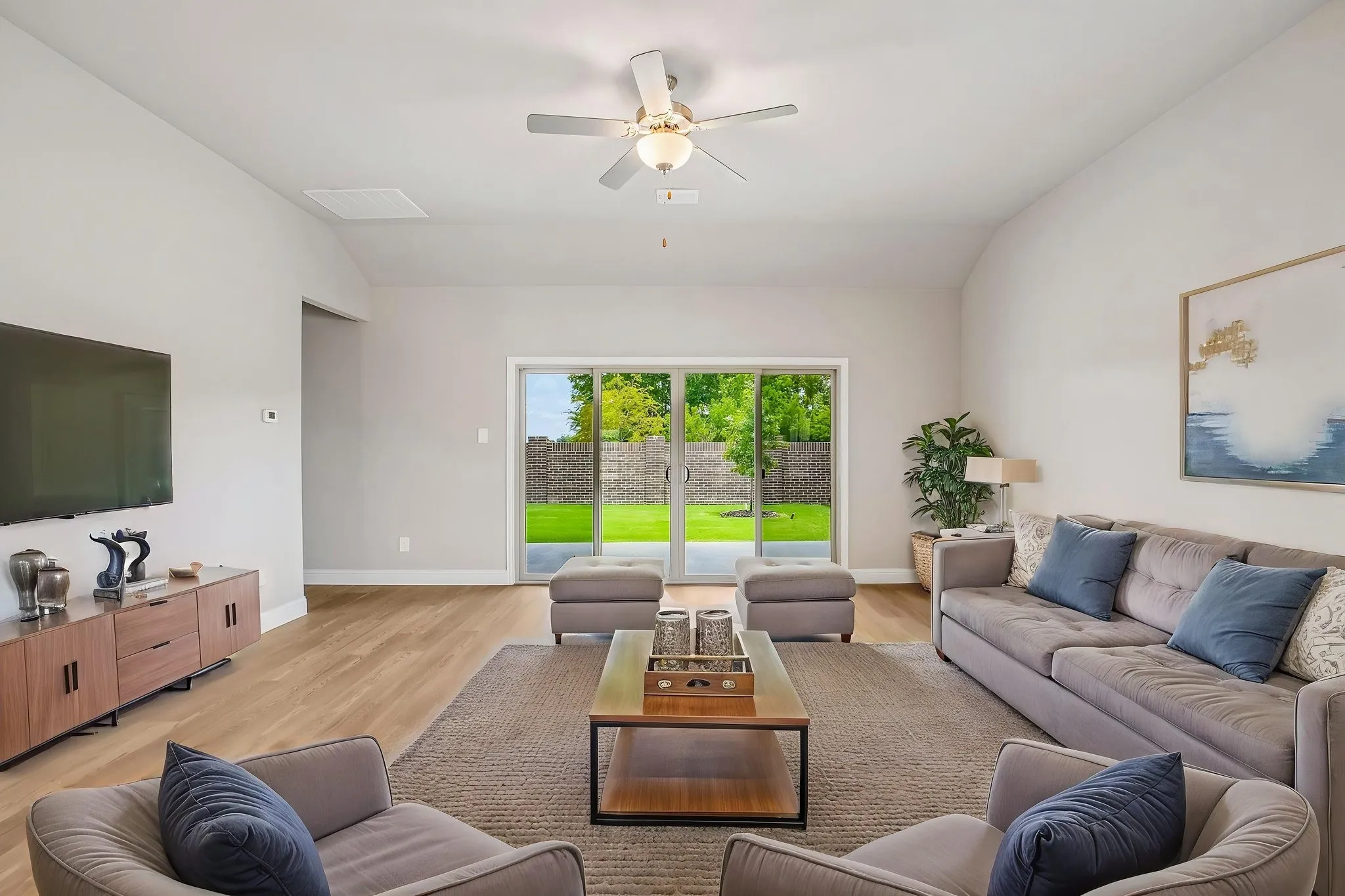  Photo is not of the actual home, but is an inspirational photo of builder’s model home and may depict options, furnishings, and/or decorator features that are not included.
