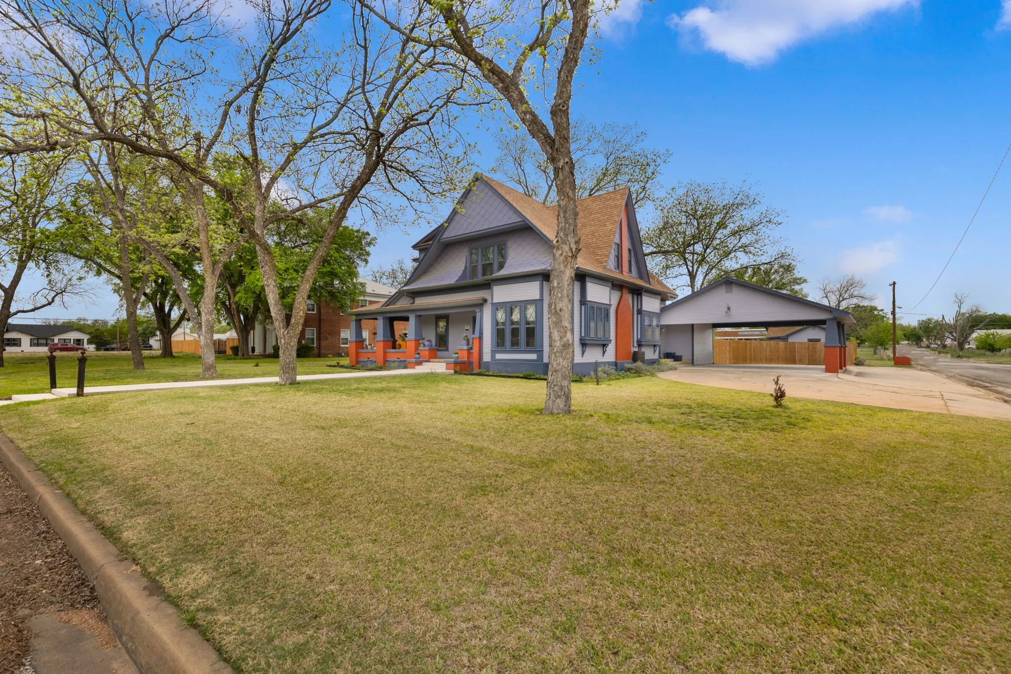 Single Family Residence For Sale in Mc Culloch County , 1102 S College Street, Brady, Texas 76825, 3 Bedroom, 4 Bathroom, 1 Garage spaces, 3,800 Sqft, built in 1909, mls#21401070, Real Estate Agent in Brady, Homes For Sale in Mc Culloch county, Homes For Sale in Brady, Realtor in Brady Texas, Real Estate Brokerage Independent Realty Texas, Luminita Cordes Realtor