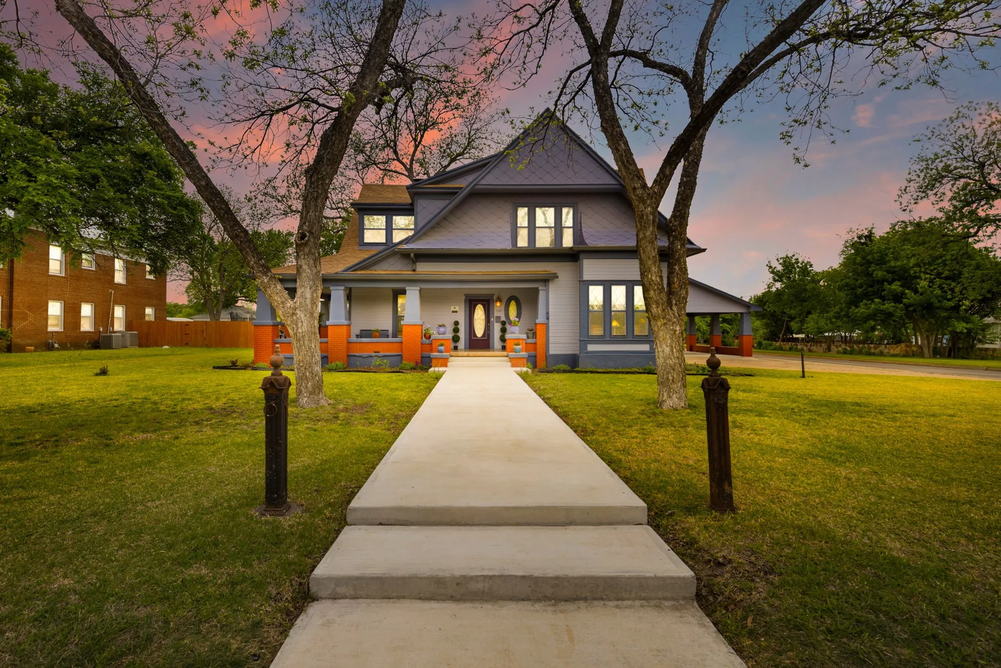 Single Family Residence For Sale in Mc Culloch County , 1102 S College Street, Brady, Texas 76825, 3 Bedroom, 4 Bathroom, 1 Garage spaces, 3,800 Sqft, built in 1909, mls#21401070, Real Estate Agent in Brady, Homes For Sale in Mc Culloch county, Homes For Sale in Brady, Realtor in Brady Texas, Real Estate Brokerage Independent Realty Texas, Luminita Cordes Realtor