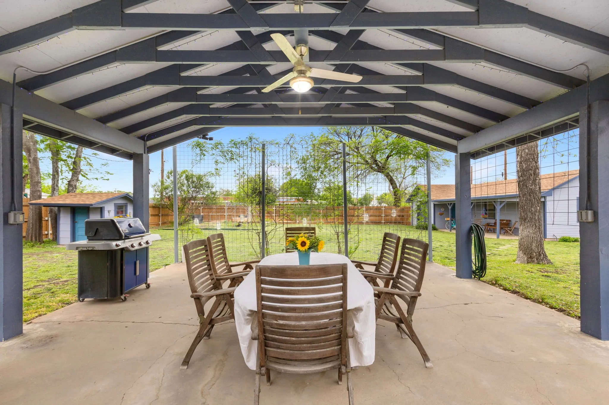 Single Family Residence For Sale in Mc Culloch County , 1102 S College Street, Brady, Texas 76825, 3 Bedroom, 4 Bathroom, 1 Garage spaces, 3,800 Sqft, built in 1909, mls#21401070, Real Estate Agent in Brady, Homes For Sale in Mc Culloch county, Homes For Sale in Brady, Realtor in Brady Texas, Real Estate Brokerage Independent Realty Texas, Luminita Cordes Realtor