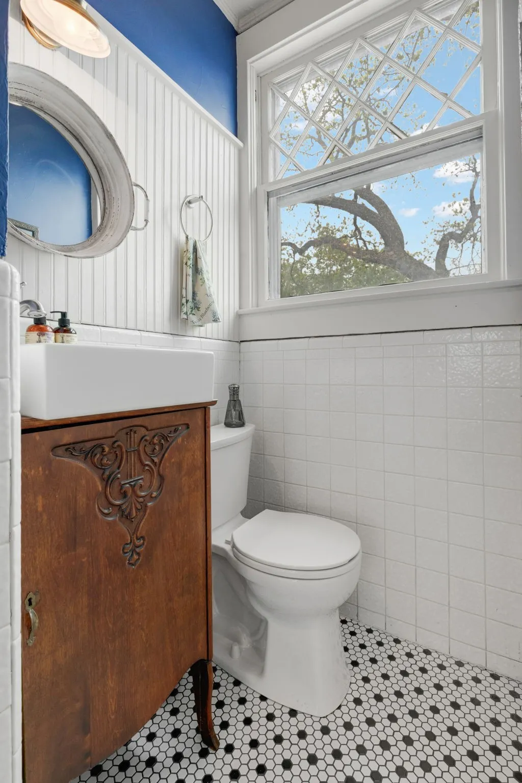 Single Family Residence For Sale in Mc Culloch County , 1102 S College Street, Brady, Texas 76825, 3 Bedroom, 4 Bathroom, 1 Garage spaces, 3,800 Sqft, built in 1909, mls#21401070, Real Estate Agent in Brady, Homes For Sale in Mc Culloch county, Homes For Sale in Brady, Realtor in Brady Texas, Real Estate Brokerage Independent Realty Texas, Luminita Cordes Realtor