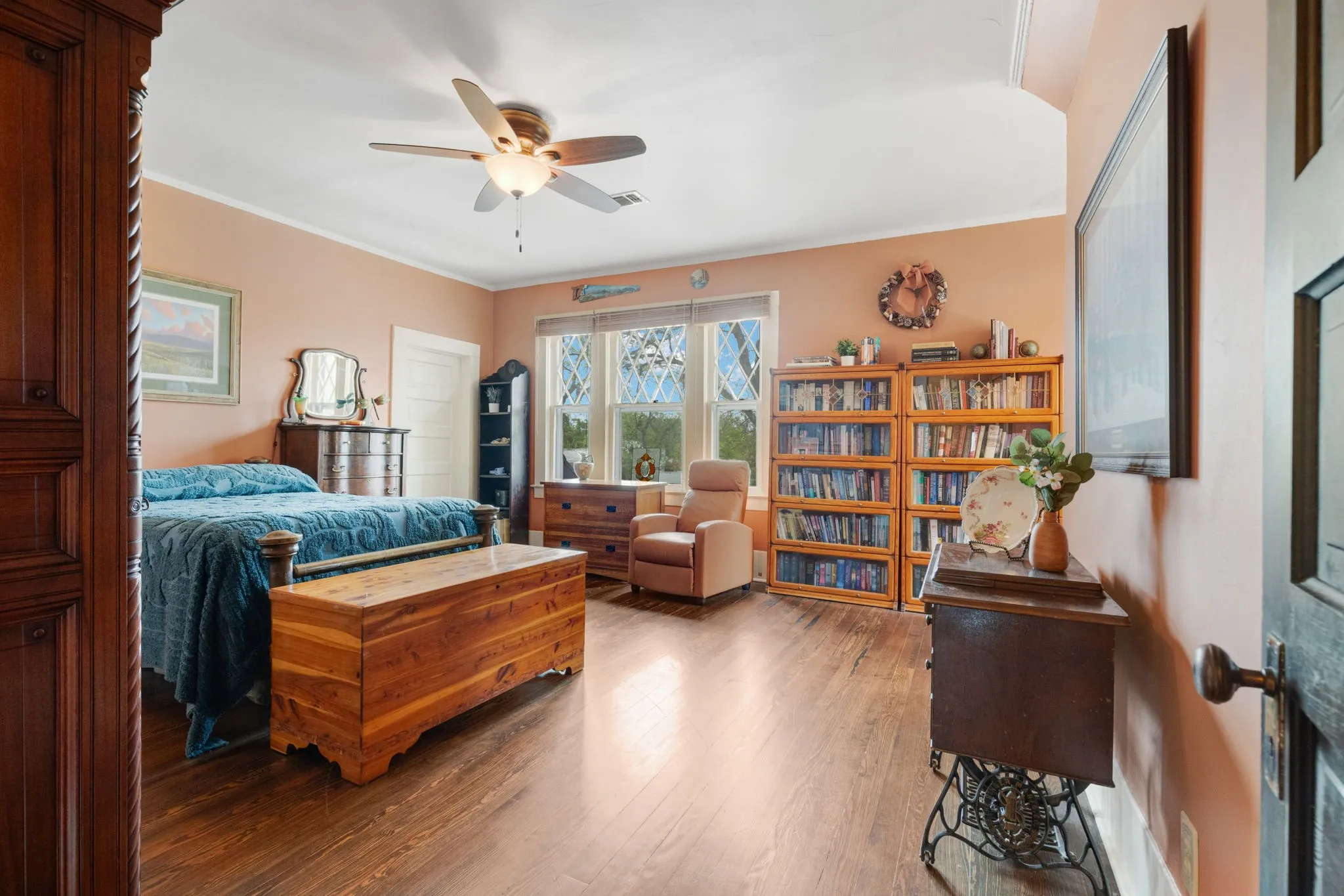Single Family Residence For Sale in Mc Culloch County , 1102 S College Street, Brady, Texas 76825, 3 Bedroom, 4 Bathroom, 1 Garage spaces, 3,800 Sqft, built in 1909, mls#21401070, Real Estate Agent in Brady, Homes For Sale in Mc Culloch county, Homes For Sale in Brady, Realtor in Brady Texas, Real Estate Brokerage Independent Realty Texas, Luminita Cordes Realtor
