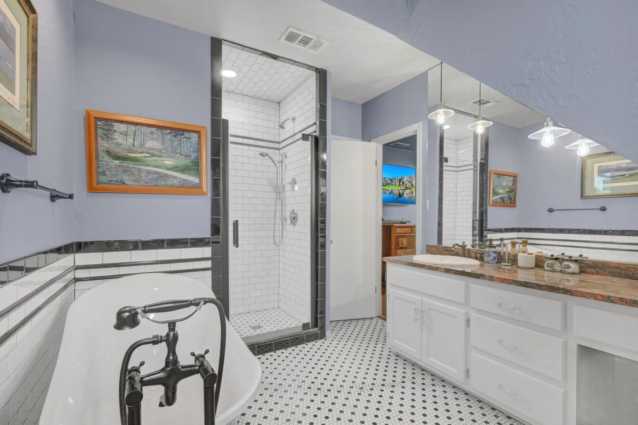 Single Family Residence For Sale in Mc Culloch County , 1102 S College Street, Brady, Texas 76825, 3 Bedroom, 4 Bathroom, 1 Garage spaces, 3,800 Sqft, built in 1909, mls#21401070, Real Estate Agent in Brady, Homes For Sale in Mc Culloch county, Homes For Sale in Brady, Realtor in Brady Texas, Real Estate Brokerage Independent Realty Texas, Luminita Cordes Realtor