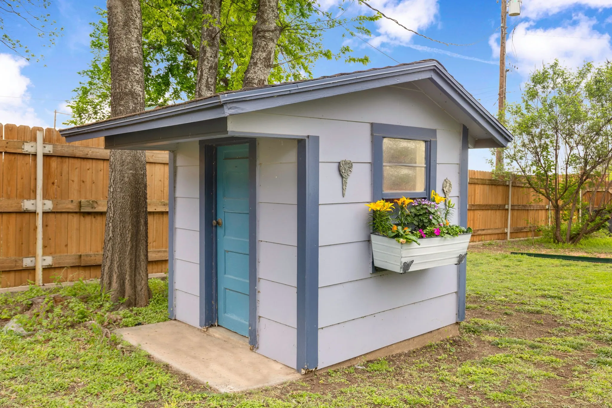 Single Family Residence For Sale in Mc Culloch County , 1102 S College Street, Brady, Texas 76825, 3 Bedroom, 4 Bathroom, 1 Garage spaces, 3,800 Sqft, built in 1909, mls#21401070, Real Estate Agent in Brady, Homes For Sale in Mc Culloch county, Homes For Sale in Brady, Realtor in Brady Texas, Real Estate Brokerage Independent Realty Texas, Luminita Cordes Realtor